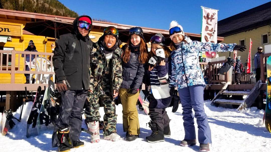 金子藍さんのインスタグラム写真 - (金子藍Instagram)「今年初のスノーボードへ🏂 . みんなに頼りっぱなしのスノーボード ワイワイ楽しいーー . 今年も色んな所行ってみたいな... . #snowboard #スノーボード #スノボ #roxy #roxyjapan #roxysnow #岐阜 #サーファー #snowsurf」1月6日 10時52分 - aikaneko_surf