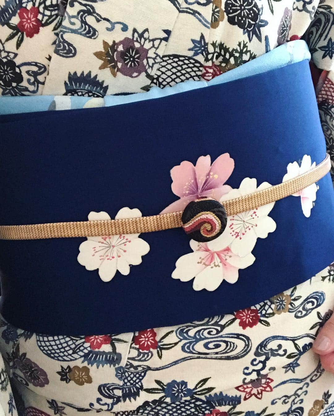 原田佳奈さんのインスタグラム写真 - (原田佳奈Instagram)「遅ればせながら、明けましておめでとうございます🌅  今年の着物初めは、紅型にブルーの名古屋帯を合わせました。  紅型(びんがた)は、沖縄で生産される南国色豊かな、多彩で華麗な型染めの着物です💁‍♀️ 祖母のものですが、初めて袖を通しました。  帯留めとバッグは、京都の細尾さんで5年くらい前に購入したもの。  マカロンみたいで可愛いの☺️ バッグも西陣織の端切れを使ったフリンジっぽいデザインで品があって可愛い☺️ 見えないですが、帯揚げは、鳥の柄です。 酉年女なので。イノシシ柄はありません笑  羽織は毎度お馴染みJotarosaitoさん💁‍♀️ 新年っぽく晴れやかな気分で🎍  #着物 #着物コーディネート #kimono #紅型 #hosookyoto  #jotarosaito  #初詣コーデ  #今年も着物たくさん着ます」1月6日 10時59分 - kanaharada1211