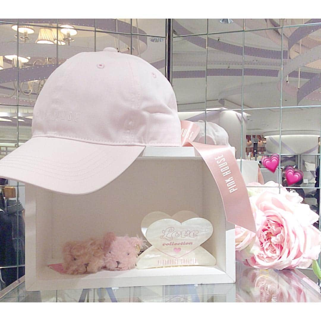 PINKHOUSE CHELSEAのインスタグラム：「💗 新作で人気のロゴリボンキャップも販売しております🐇💕🎀 本日も皆様のご来店をお待ちしております💌💘🌷 . . #ピンクハウスチェルシー #pinkhousechelsea #新宿伊勢丹 #新作 #newarrivals #キャップ #caps #サテンリボン #ロゴリボン #kawaii」