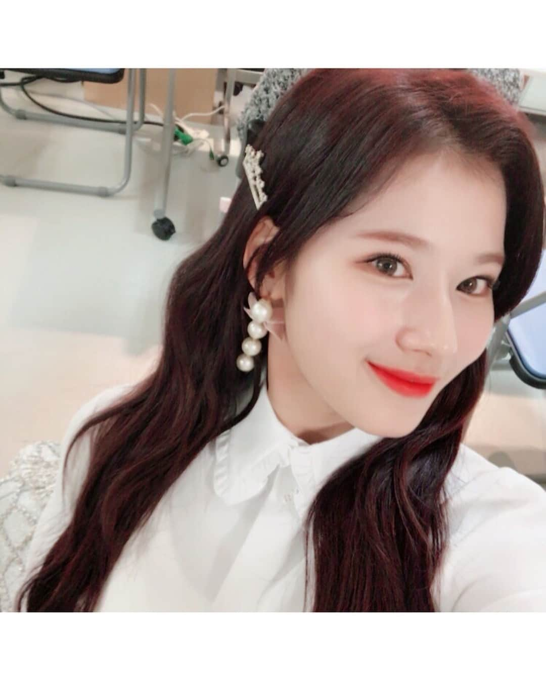 TWICEさんのインスタグラム写真 - (TWICEInstagram)「#HAPPYNEWYEAR #2019 여러분은 지금 채영이의 mama~♪와 함께하고 계십니다🦰🎧 #새해복많이받으세요 新年明けましておめでとうございます 今年もよろしくお願いします🎍❤️」1月6日 11時21分 - twicetagram