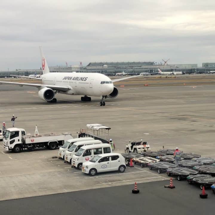 松阪ゆうきのインスタグラム：「イイねー近い💕  #jal  #日本航空  #ボーイング777」