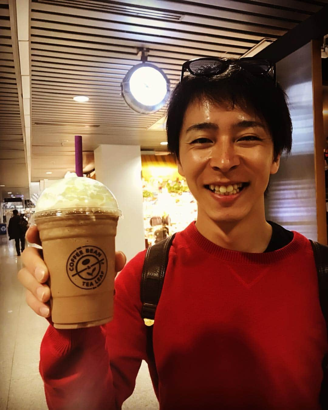 石川竜太郎のインスタグラム：「大好きなCOFFE BEANのオリジルモカを飲んで！ これから搭乗です☺︎ 大好きなマレーシア！クアラルンプール！ 夢のような時間をありがとうございました！  #malaysia #kualalumpur #マレーシア #クアラルンプール #klia #coffeebean #theoriginalmocha #第二の故郷 #またね！」