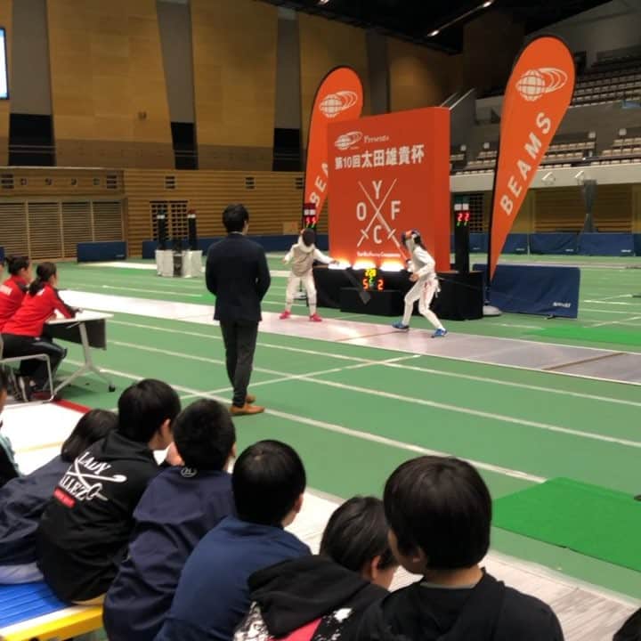 前北美弥子のインスタグラム：「太田雄貴杯決勝。駒沢公園屋内球技場にて。その5。小学3年生から6年生が全国から。#フェンシング」