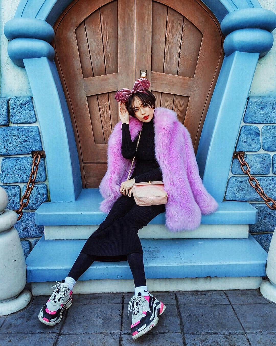 ソンイさんのインスタグラム写真 - (ソンイInstagram)「ディズニーコーデ🏰🎠🐭💞 立つとちゃんとお腹ぽっこり妊婦感🐷👌🏻 髪短くしたらファッションがまた楽しくなった🥰💖 服や体型とのバランスが良くなった気がする😗🤘🏻 20代ラストで自分の過度だった部分を削ぎ落とせた感じですっきり、本当に髪切って良かったな✂️ 10代→20代はつけまとカラコンとおてもやんチークを🤣 20代→30代は髪を👌🏻 🦄ファーコート : @hm 🦄リブニットワンピ : @zara 🦄スニーカー : @balenciaga 🦄バッグ : @chanelofficial Vintage 🦄マタニティタイツと靴下とカチューシャ #ディズニーランド #ディズニーコーデ #disneyland #妊娠8ヶ月 #マタニティコーデ #妊婦コーデ」1月6日 15時25分 - sunwei1013