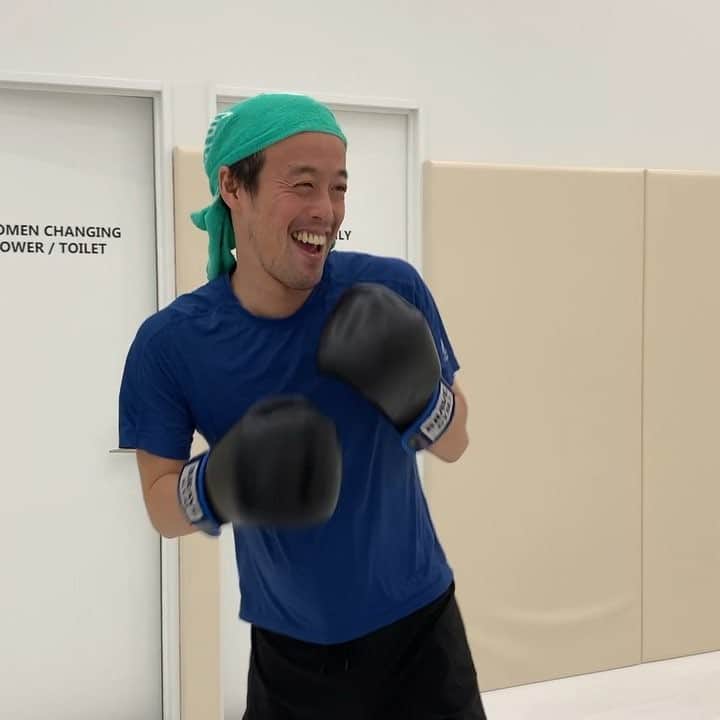 のインスタグラム：「今年初のかよちゃんトレーニング。堀口選手のマネして笑って打つ編。笑。#bravegym#bulkhomme#やついいちろう #川中孝浩」