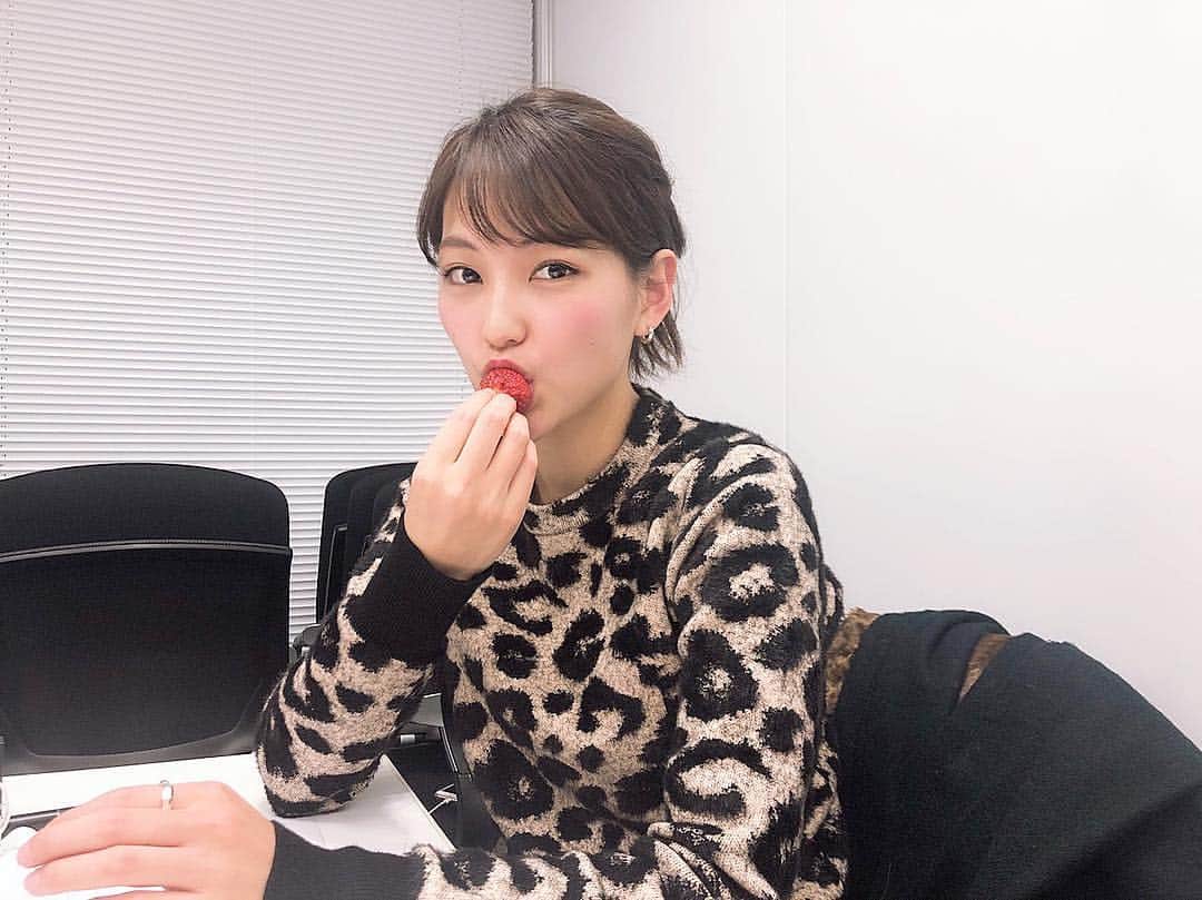 原あや香さんのインスタグラム写真 - (原あや香Instagram)「いちご食べてる所をのんちゃんに撮られた🍓  いま大阪のおばちゃんみたいな服って言ったの誰？笑  #1月5日 #いちごの日 #ゴチャ10 #mbsラジオ」1月6日 16時24分 - haraaya_