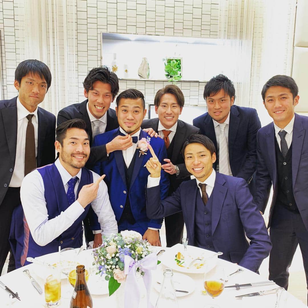 小林悠さんのインスタグラム写真 - (小林悠Instagram)「結婚式🤵  昨日言っていた結婚式はパウロの結婚式でした😄  久しぶりに元フロンターレの選手達にも会えて嬉しかったです^_^  パウロと奥さんの幸せそうな顔を見てこちらも幸せをもらいました☺️ パウロは相変わらずのキャラでふざけてばかりいました😂笑  2人の幸せを心から祈ってます😌」1月6日 16時47分 - kobayashiyu11