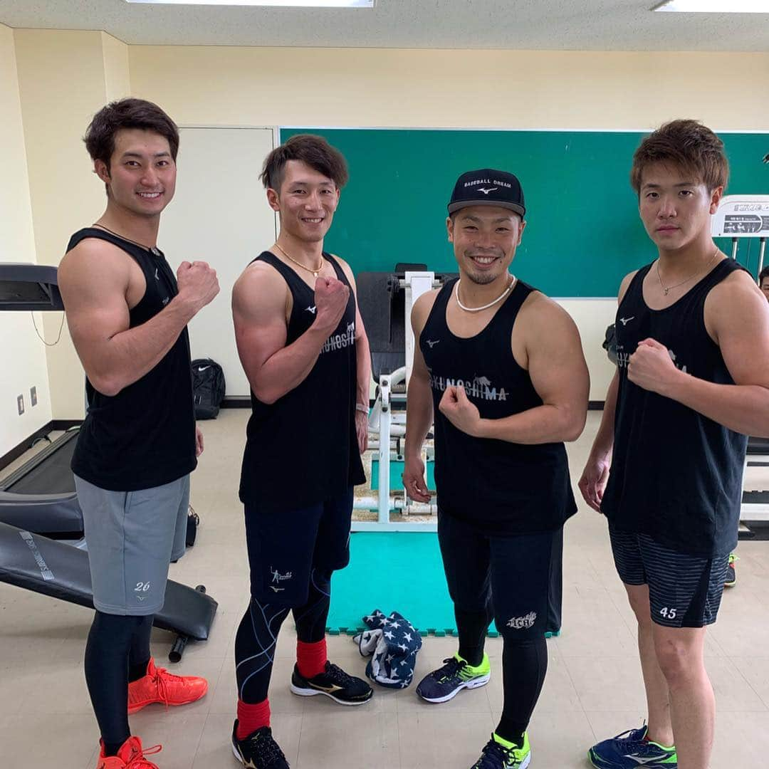 西川龍馬さんのインスタグラム写真 - (西川龍馬Instagram)「TEAM徳之島 初日 TEAM左バッター💪  ウエイトトレーニング終了後に📸  #TEAM徳之島#TEAM左バッター #近藤健介さん#淺間大基#平沼翔太#西川龍馬#8#26#45#63」1月6日 17時00分 - ryoma.63