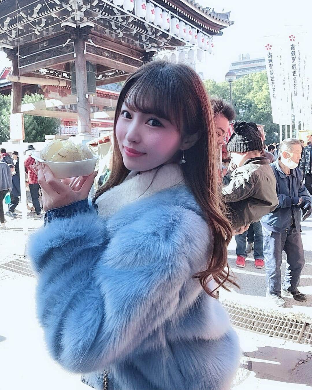 清里千聖さんのインスタグラム写真 - (清里千聖Instagram)「. この前モンスターズインクみたいなコートで😙😙❤️笑 2019年初じゃがバター🙊💕. #followme #japan #fashion  #make #愛知 #名古屋 #셀스타그램  #follow4follow #清里千聖 #makeup #beautiful #cute #instagramjapan  #일상  #hairarrange #japanesegirl #instagood #팔로우 #얼스타그램 #패션스타그램 #친스타그램 #먹스타그램 #카페스타그램 #tagsforlikes #picoftheday #大須商店街 #大須観音 #じゃがバター #ファーコート #モンスターズインク」1月6日 17時26分 - chiseikiyosato