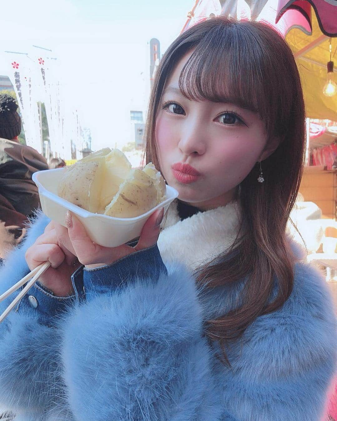 清里千聖さんのインスタグラム写真 - (清里千聖Instagram)「. この前モンスターズインクみたいなコートで😙😙❤️笑 2019年初じゃがバター🙊💕. #followme #japan #fashion  #make #愛知 #名古屋 #셀스타그램  #follow4follow #清里千聖 #makeup #beautiful #cute #instagramjapan  #일상  #hairarrange #japanesegirl #instagood #팔로우 #얼스타그램 #패션스타그램 #친스타그램 #먹스타그램 #카페스타그램 #tagsforlikes #picoftheday #大須商店街 #大須観音 #じゃがバター #ファーコート #モンスターズインク」1月6日 17時26分 - chiseikiyosato