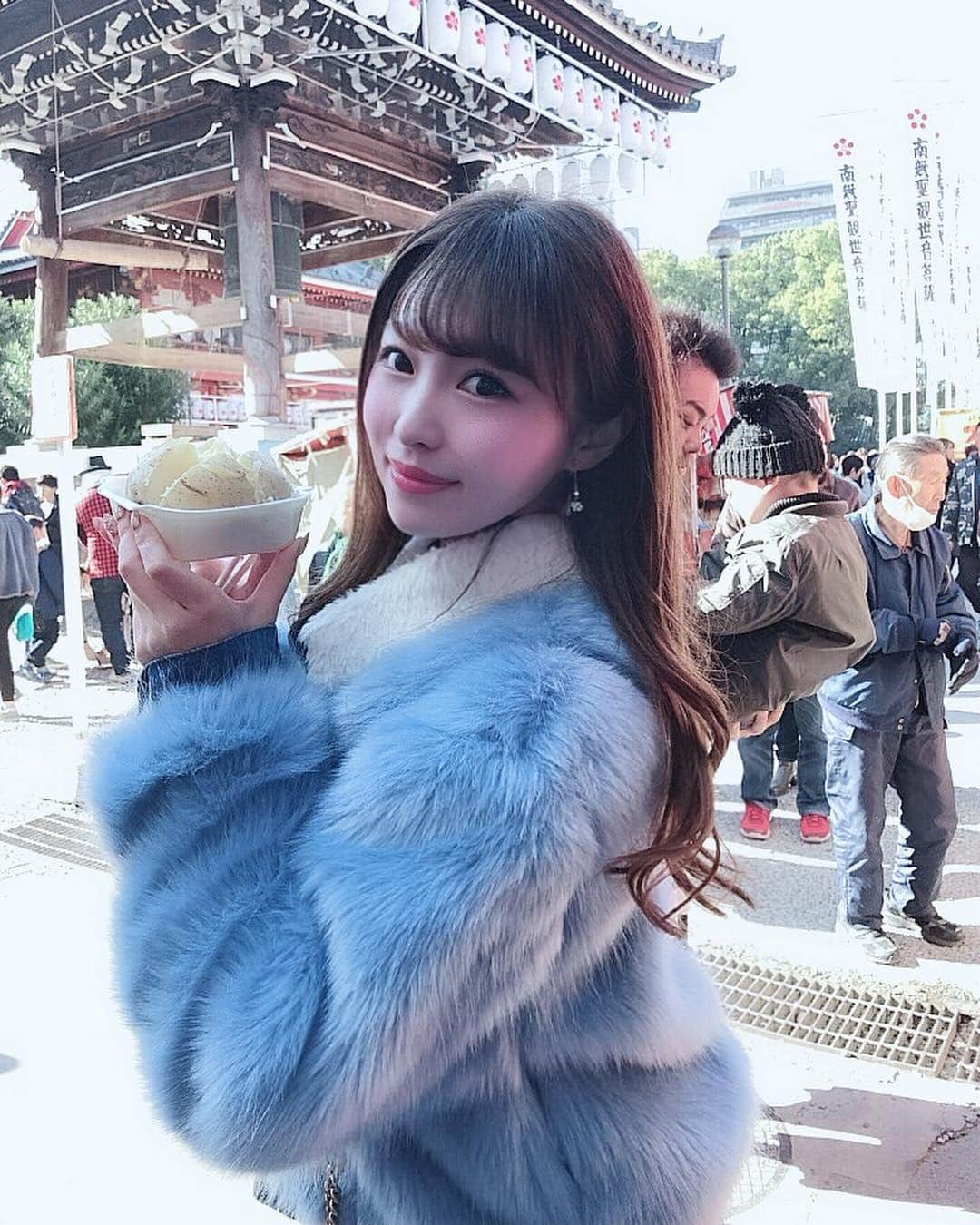 のインスタグラム：「. この前モンスターズインクみたいなコートで😙😙❤️笑 2019年初じゃがバター🙊💕. #followme #japan #fashion  #make #愛知 #名古屋 #셀스타그램  #follow4follow #清里千聖 #makeup #beautiful #cute #instagramjapan  #일상  #hairarrange #japanesegirl #instagood #팔로우 #얼스타그램 #패션스타그램 #친스타그램 #먹스타그램 #카페스타그램 #tagsforlikes #picoftheday #大須商店街 #大須観音 #じゃがバター #ファーコート #モンスターズインク」
