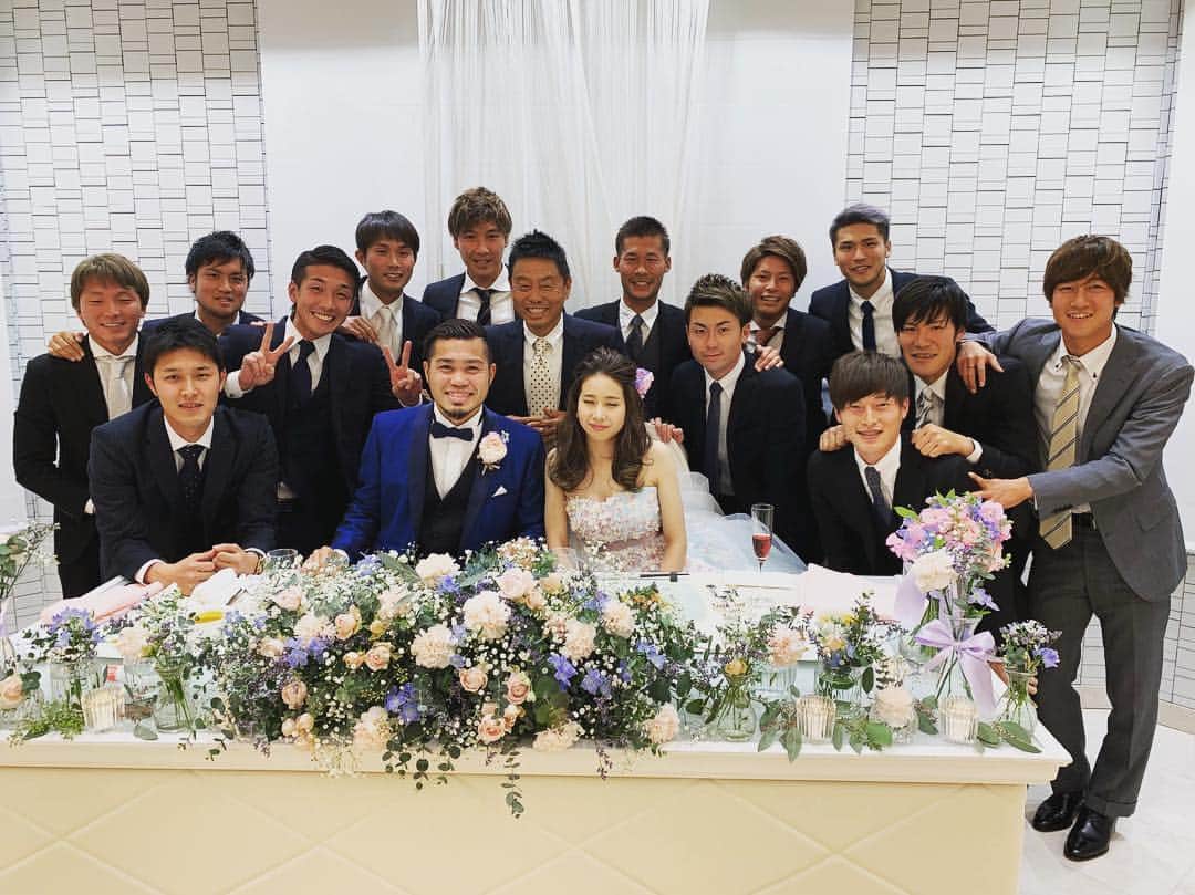 山岸祐也さんのインスタグラム写真 - (山岸祐也Instagram)「パウロ、いとえり結婚おめでとう！ やっぱ結婚式はいいですね。 僕もはやく結婚したいですね。 イメージだけはできてますね。 俺もレオ🐶も悲しい気持ちだからこれからも遊ぼね。  #FC岐阜 #93年組」1月6日 17時35分 - yuuuuuuya0829