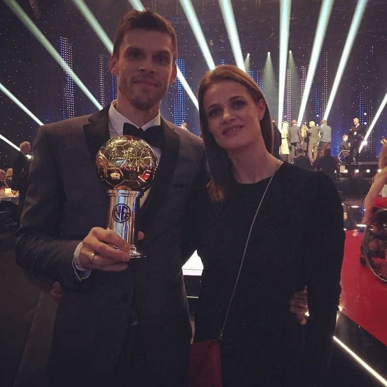 ルネ・ヤーステインのインスタグラム：「Proud and grateful to get the Norwegian Golden Ball award yesterday , thanks to everyone who has always supported me and made this possible 🙏😃」