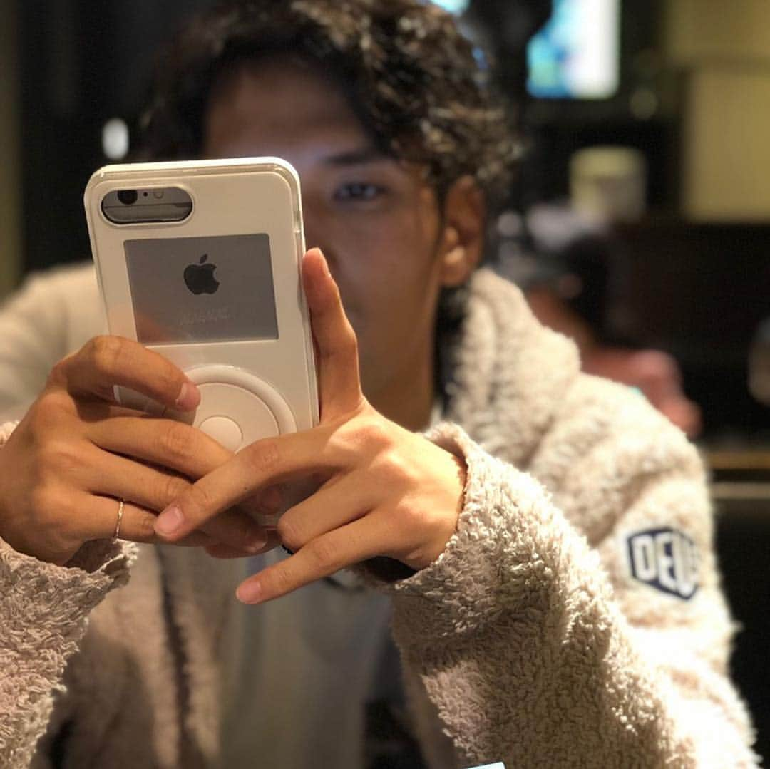 三幸秀稔のインスタグラム：「オッサレなiPhoneケース ゲットしちゃいました😌🤲 携帯は常に持ち歩くから このオシャレなiPhoneケースは テンション上がりますね😍😍😍 どこで買えるかは 知らないけど ラフォーレ原宿のGR8に 行けば買えるみたいでーす😂  color variation 豊富すぎるので お悩み注意で‼️ @nanananaofficial  #nananana#GR8#notamusicplayer #iPodじゃないよ#iPhoneだよ#レノファ山口 #三幸秀稔#レノファとコラボ希望」