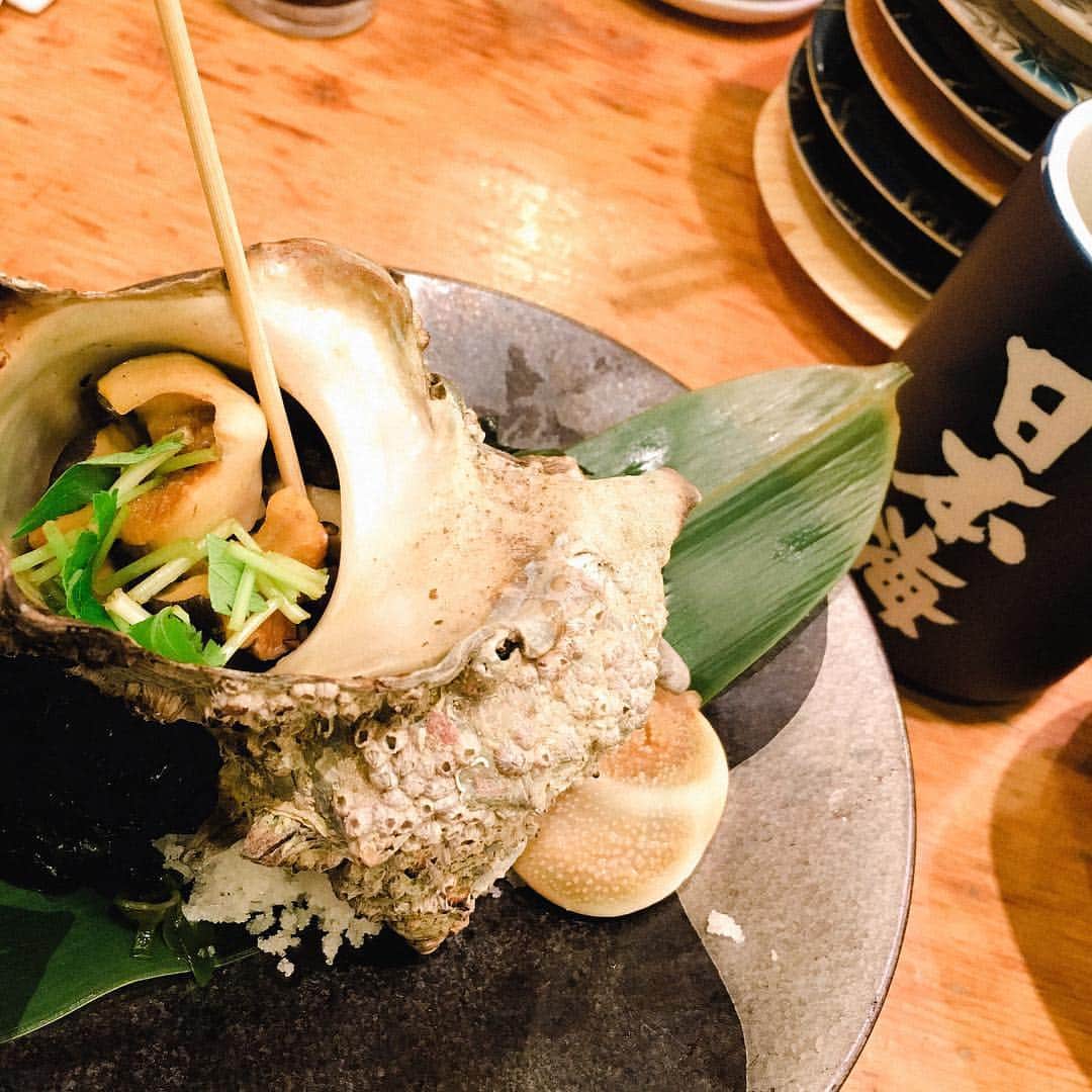 のインスタグラム：「この前、お寿司やさんで大きいサザエ食べた💗」