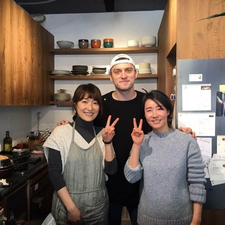 のインスタグラム：「부산 영행중에 2번째맛집! 아늑한 원테이블식당 입니다. 집밥같으면서도 되게 고급스러운 맛이에요. 소스들이 예슬이였어요. 너무 맵지도않고 너무 달지도않고 딱좋았어요 ♡ 사장님들이 너무잘해주시고 잘먹었습니다. #꽁블 #부산맛집」