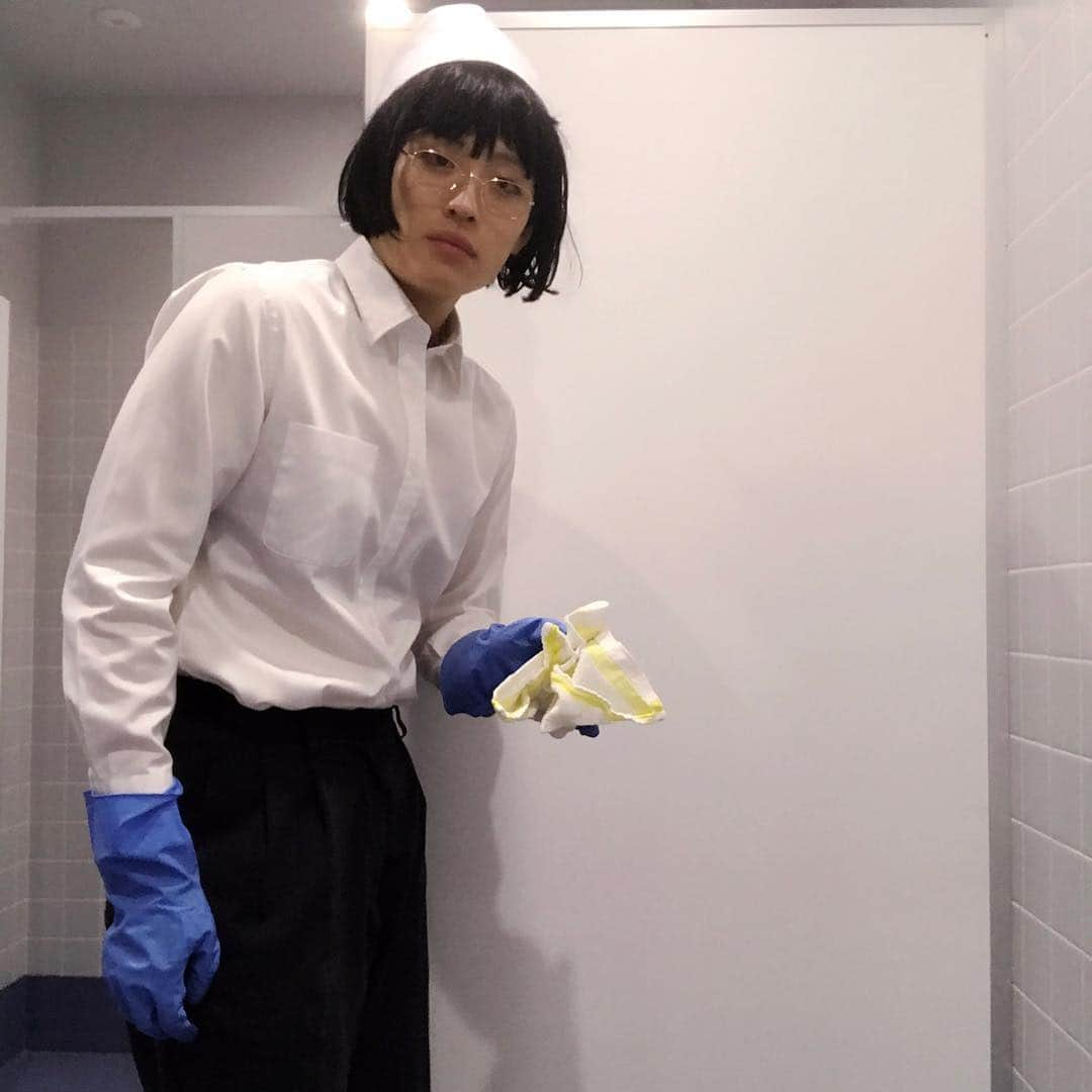 池田直人さんのインスタグラム写真 - (池田直人Instagram)「【人間図鑑 no.86】 「男子トイレ入る時強めな顔する清掃員」  名前:河辺美弥子  年齢:44歳  職業:清掃員  趣味:ポケモンGO（伝説1日目に絶対捕まえる）  特徴:朝だけ働くため昼以降はずっと空いてる  本人からのひとこと「すいません、ホース踏まないでくださいね」  #人間図鑑 #河辺美弥子 #男子トイレ入る時強めな顔する #声大きい #朝だけ働くため昼以降はずっと空いてる #ホース踏むと怒る #東京駅内 #先日お会いしました #はっきり顔変えて入ってらっしゃいました #ポケモンGO #伝説レイドバトル #昼ご飯は家で食べる #気合い入れる」1月6日 18時56分 - ikenao0919