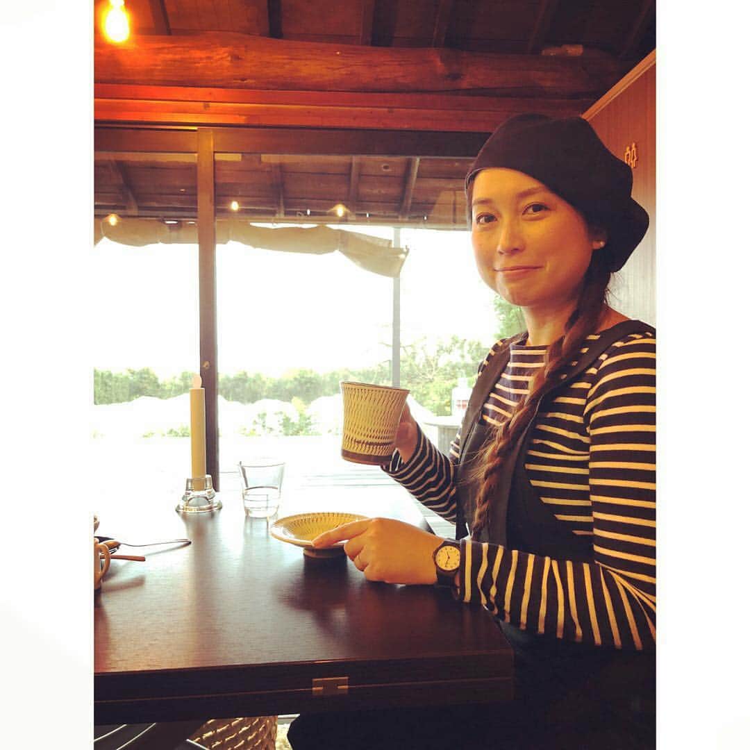 美甘子さんのインスタグラム写真 - (美甘子Instagram)「【大三島カフェ探訪】 大三島 上浦町瀬戸にある、 オミシマコーヒー焙煎所へ。 九州から移住して下さったご夫婦が営む、自家焙煎珈琲がいただける古民家カフェです。大きなガラス張りの窓から瀬戸内海が見えて、広いテラスも。一杯ずつドリップして下さるコーヒーも美味しい。大三島にどんどんステキなカフェができて、いつかこっちに戻ってくるのが楽しみです。 #オミシマコーヒー焙煎所  #大三島」1月6日 19時13分 - rekish_mikako