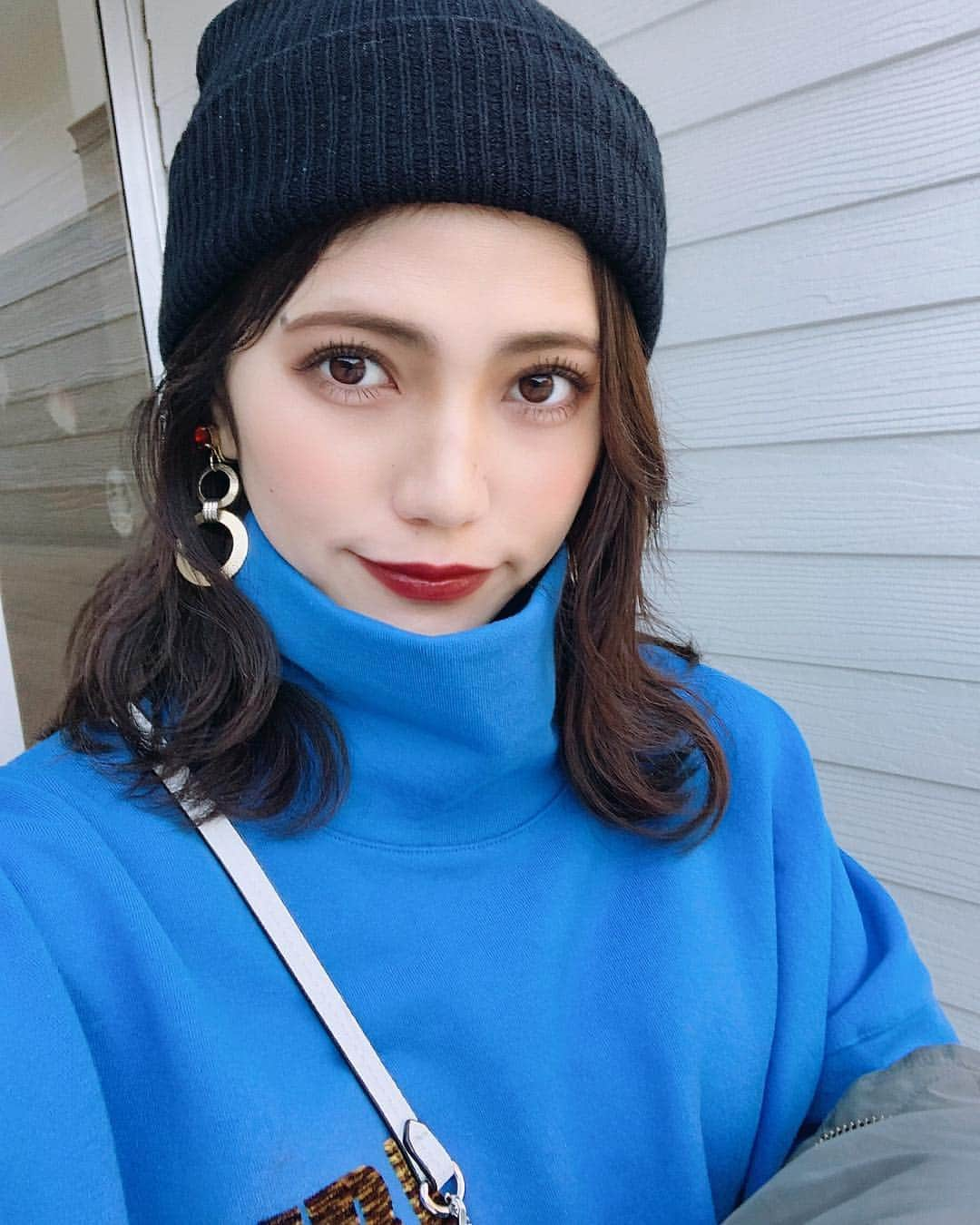 Marika Kajiwaraさんのインスタグラム写真 - (Marika KajiwaraInstagram)「💄💙 ＊ メイク濃くしたら ちょっとギャルになった← ＊ 長い長い東京生活、 明日大阪帰ります( •́ .̫ •̀ ) ＊ ＊ #メイク #ハーフメイク #ギャルメイク #コーデ #ニット帽 #ストリートファッション #ストリート系女子 #like #make #instagood」1月6日 20時09分 - marika__kw