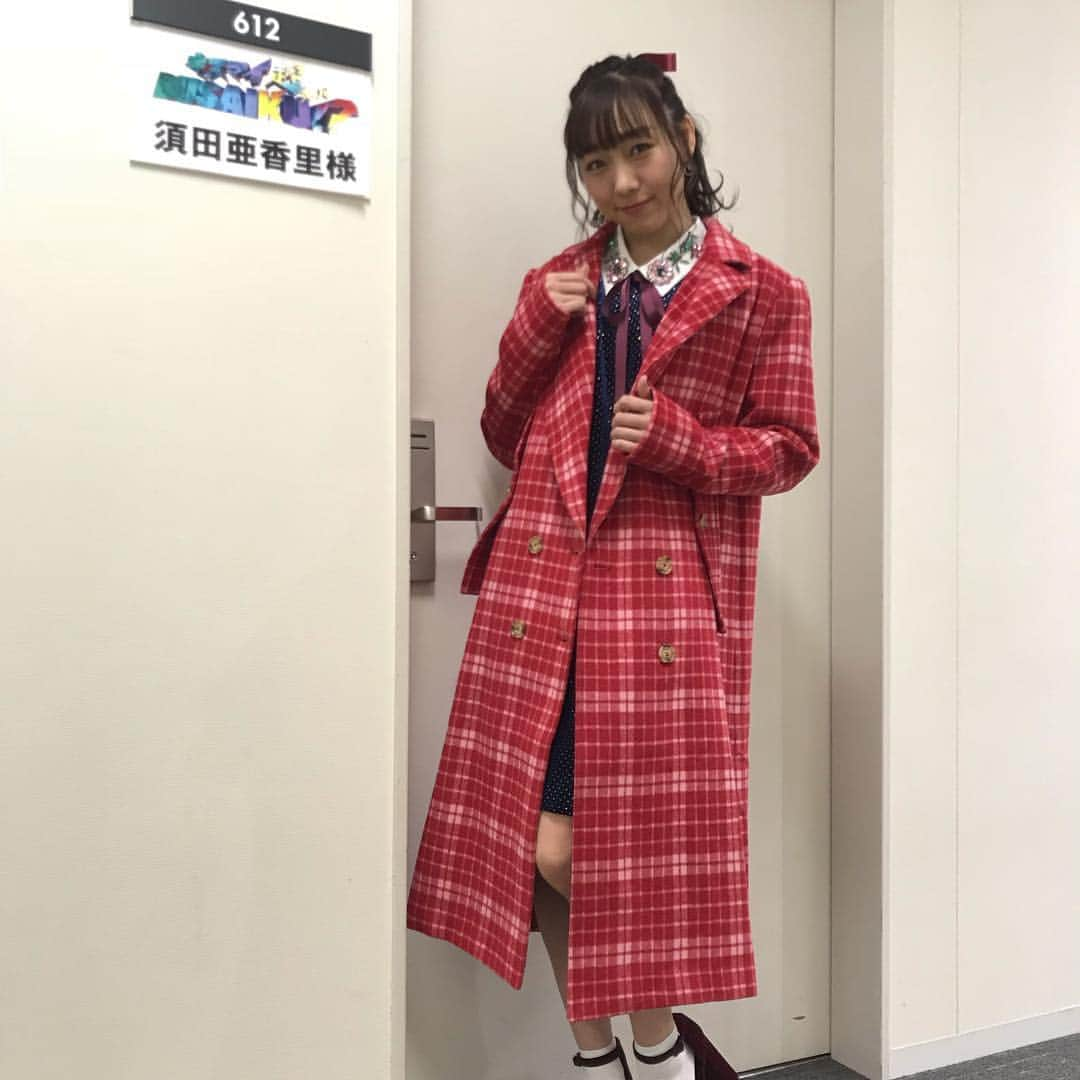 須田亜香里さんのインスタグラム写真 - (須田亜香里Instagram)「1月4日(金) フジテレビ【 #キスマイ超busaiku 】 長嶋一茂さんのご指名で、彼女の誕生日にするサプライズデートの相手として出演させていただきました！ そのご縁でスタジオ収録にもお邪魔出来て、本当に光栄でした！ その時の全身写真が私のケータイにないけど、スタジオ収録での衣装の靴がmiumiuで密かにウキウキしてた💕 デートロケのコーディネートもすごく可愛かったし @samukashiwagi さんに感謝感謝です😊  #キスブサ  #長嶋一茂 さん  #歩くデコトラ  #サプライズデート  #お金がかかるデート  #亜香里と俺だけの花火大会  #冬の花火 #動画」1月6日 20時40分 - akarisuda