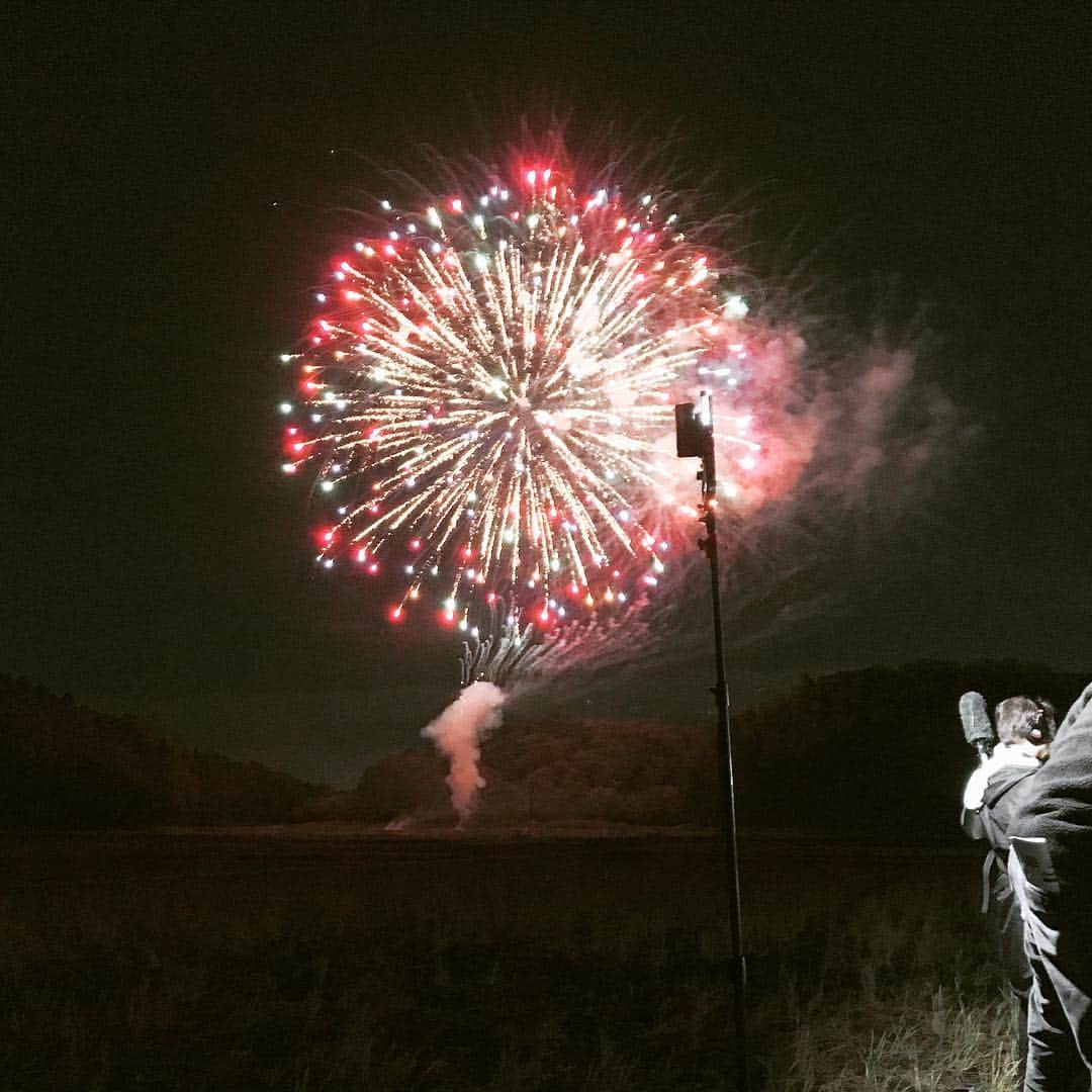 須田亜香里さんのインスタグラム写真 - (須田亜香里Instagram)「1月4日(金) フジテレビ【 #キスマイ超busaiku 】 長嶋一茂さんのご指名で、彼女の誕生日にするサプライズデートの相手として出演させていただきました！ そのご縁でスタジオ収録にもお邪魔出来て、本当に光栄でした！ その時の全身写真が私のケータイにないけど、スタジオ収録での衣装の靴がmiumiuで密かにウキウキしてた💕 デートロケのコーディネートもすごく可愛かったし @samukashiwagi さんに感謝感謝です😊  #キスブサ  #長嶋一茂 さん  #歩くデコトラ  #サプライズデート  #お金がかかるデート  #亜香里と俺だけの花火大会  #冬の花火 #動画」1月6日 20時40分 - akarisuda