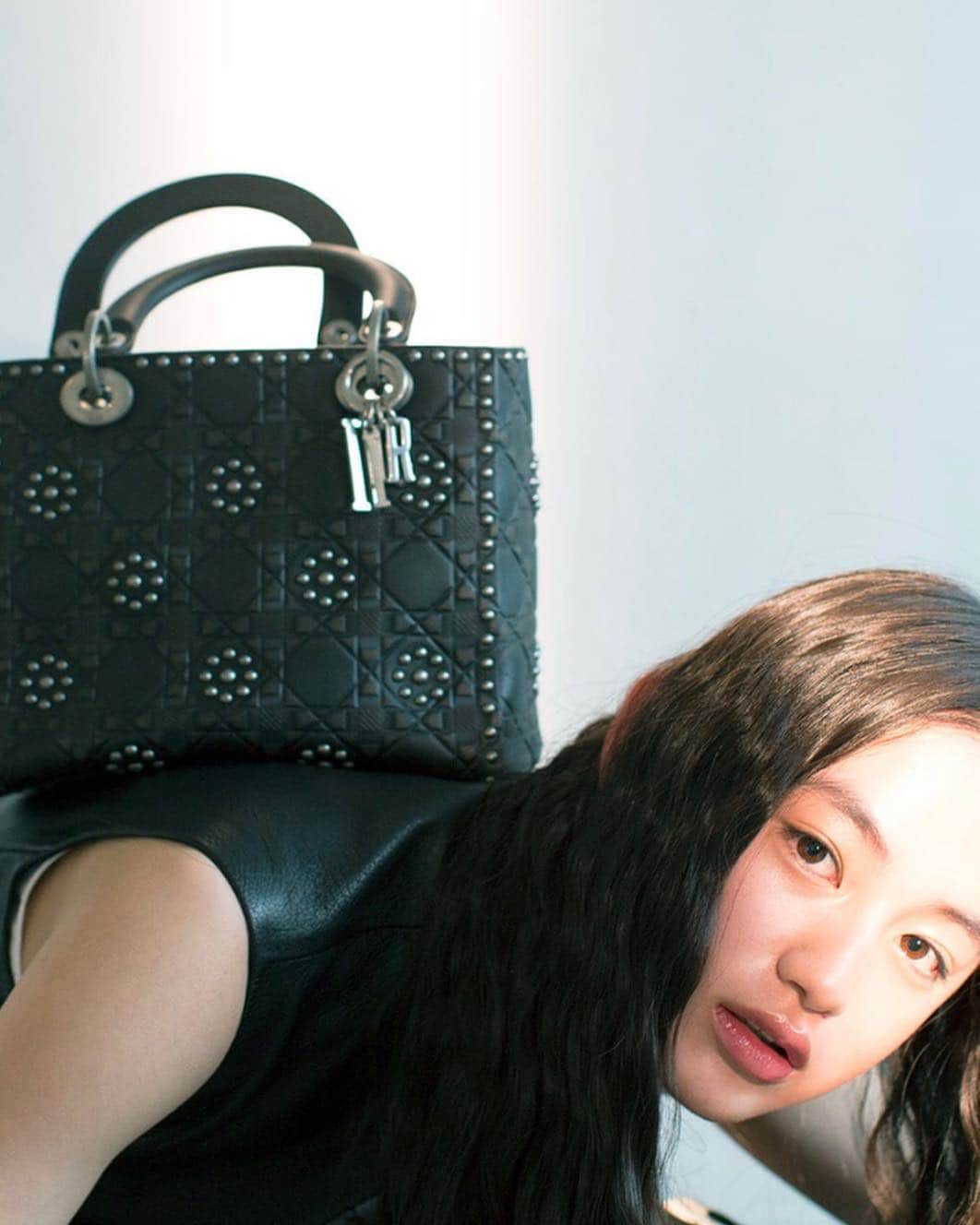The Fashion Postさんのインスタグラム写真 - (The Fashion PostInstagram)「/// ARCHIVES /// ‣ ‣ ‣ 過去の人気記事からpick up! . . Dior Icon bags with Rikako Yagi . . . 〘 八木莉可子が出会う Dior (ディオール) のニュー・アイコンバッグ Vol.2 〙 . 母なる大地—そう、私たちはこの広大な地に生まれ、古代より生命を脈々と受け継いできた。 Maria Grazia Chiuri (マリア・グラツィア・キウリ) が自身にとってディオールでの初となるクルーズ コレクションで想いを馳せたのは、ラスコーの壁画に描かれた遥か遠い記憶の彼方。 この古の芸術作品から着想を得た Christian Dior (クリスチャン・ディオール) が「オーバル」ラインで女性を解放したように、彼女もまた現代の女性を解き放つ。 ディオール の最新バッグ コレクションをフィーチャーする第3弾、女優であり Seventeen 専属モデルの八木莉可子が魅せたのは、野性的なエスプリを湛えた女性の表情。 まるで私たちの奥深くを覗き込むかのような、その真っ直ぐな眼差しに思わずドキリとさせられた。 . . . /// どっちかなんて選べない、全てを手に入れるディオール ウーマン /// . 言わずと知れたメゾンのアイコン「LADY DIOR (レディ ディオール)」は、多くのセレブリティに世界中で広く親しまれているハンドバッグ。 今回は、クラシカルなスクエアシェイプとメタルチャームはそのままに、スタッズを主役にした新作がお目見え。 シリーズのシグネチャーとも言うべき「カナージュ（格子）」模様はホットスタンピングとエンボスで施され、その上に砂漠や荒野の花々を想わせるフラワーモチーフが象られている。 一歩間違えればハードな印象になりかねないブラックのカウハイドレザーにエイジドシルバーのスタッズという組み合わせなのに、何故かそのエレガントな佇まいは失わないのがこのシリーズが名作と呼ばれる所以なのかもしれない。 まさにディオール ウーマンの真骨頂とも言うべき一品、その絶妙なバランス感覚を是非とも楽しんでいただきたい。 . . //////////////////////////////////////////////////////// . ｛ The Look includes ｝ #Bag ¥600,000 (LADY DIOR) *ショルダーストラップ付き #Best ¥700,000 ベルト付き #Sleeveless shirt ¥145,000 #Skirt ¥730,000 #Choker ¥39,000 #Ring (左手薬指) *参考商品 #Ring (左手人差し指) ¥41,500 #Misanga ¥28,000 2個セット . . BRAND ‣ ‣ ‣ Dior / @dior . ------------------------ Presented by Dior . ‣ Model: Rikako Yagi ( @yagirikaco_official ) ‣ Photographer: Osamu Yokonami ( @osamuyokonami ) ‣ Stylist: Megumi Yoshida ( @megumiyoshida_ ) ‣ Hair&Makeup: Hiroko Ishikawa ( #HirokoIshikawa ) ‣ Writer: Mahana Hosoda ( #MahanaHosoda ) ‣ Editor: Daisuke Yokota ( @daiskey )」1月6日 21時03分 - tfpjp