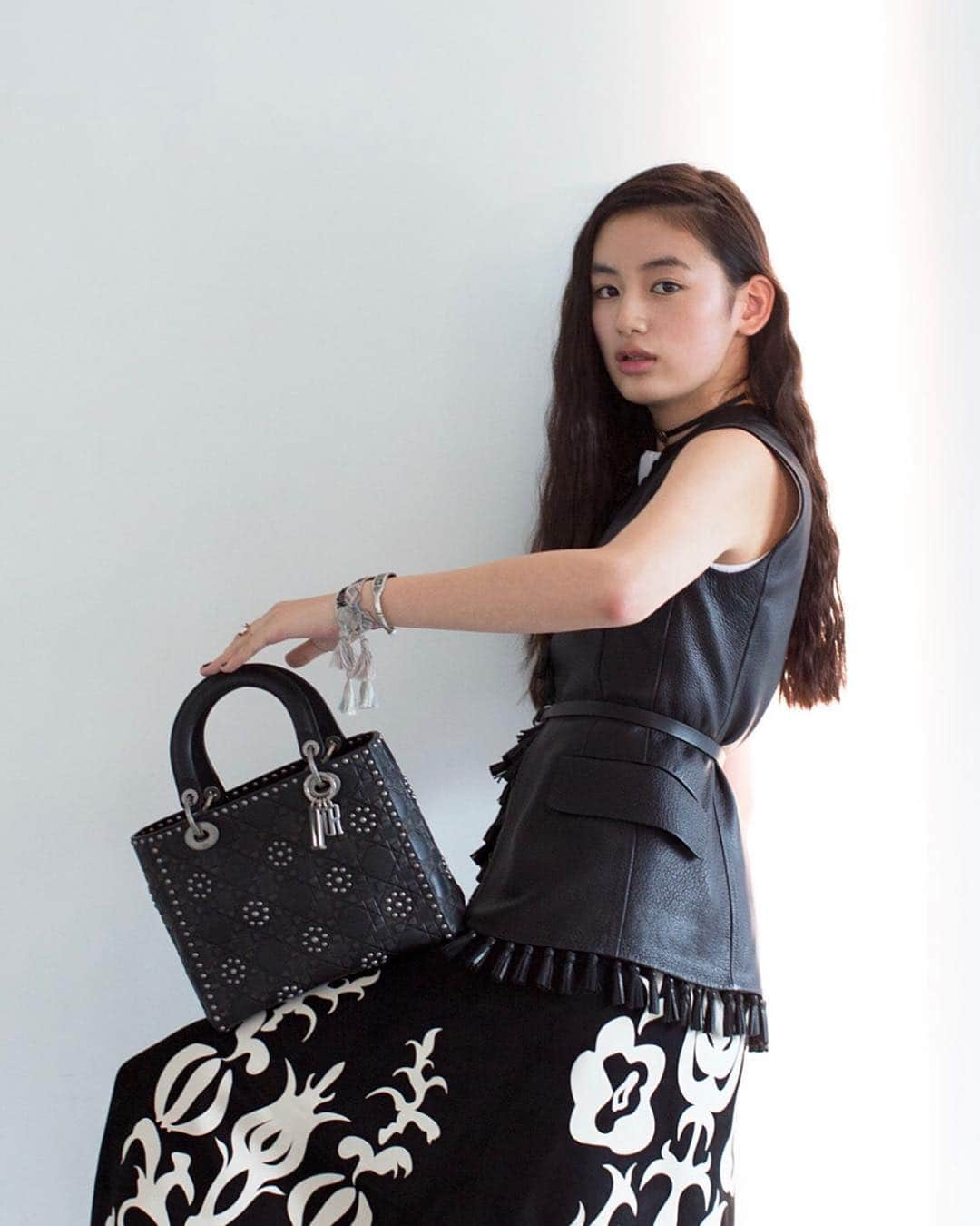 The Fashion Postさんのインスタグラム写真 - (The Fashion PostInstagram)「/// ARCHIVES /// ‣ ‣ ‣ 過去の人気記事からpick up! . . Dior Icon bags with Rikako Yagi . . . 〘 八木莉可子が出会う Dior (ディオール) のニュー・アイコンバッグ Vol.2 〙 . 母なる大地—そう、私たちはこの広大な地に生まれ、古代より生命を脈々と受け継いできた。 Maria Grazia Chiuri (マリア・グラツィア・キウリ) が自身にとってディオールでの初となるクルーズ コレクションで想いを馳せたのは、ラスコーの壁画に描かれた遥か遠い記憶の彼方。 この古の芸術作品から着想を得た Christian Dior (クリスチャン・ディオール) が「オーバル」ラインで女性を解放したように、彼女もまた現代の女性を解き放つ。 ディオール の最新バッグ コレクションをフィーチャーする第3弾、女優であり Seventeen 専属モデルの八木莉可子が魅せたのは、野性的なエスプリを湛えた女性の表情。 まるで私たちの奥深くを覗き込むかのような、その真っ直ぐな眼差しに思わずドキリとさせられた。 . . . /// どっちかなんて選べない、全てを手に入れるディオール ウーマン /// . 言わずと知れたメゾンのアイコン「LADY DIOR (レディ ディオール)」は、多くのセレブリティに世界中で広く親しまれているハンドバッグ。 今回は、クラシカルなスクエアシェイプとメタルチャームはそのままに、スタッズを主役にした新作がお目見え。 シリーズのシグネチャーとも言うべき「カナージュ（格子）」模様はホットスタンピングとエンボスで施され、その上に砂漠や荒野の花々を想わせるフラワーモチーフが象られている。 一歩間違えればハードな印象になりかねないブラックのカウハイドレザーにエイジドシルバーのスタッズという組み合わせなのに、何故かそのエレガントな佇まいは失わないのがこのシリーズが名作と呼ばれる所以なのかもしれない。 まさにディオール ウーマンの真骨頂とも言うべき一品、その絶妙なバランス感覚を是非とも楽しんでいただきたい。 . . //////////////////////////////////////////////////////// . ｛ The Look includes ｝ #Bag ¥600,000 (LADY DIOR) *ショルダーストラップ付き #Best ¥700,000 ベルト付き #Sleeveless shirt ¥145,000 #Skirt ¥730,000 #Choker ¥39,000 #Ring (左手薬指) *参考商品 #Ring (左手人差し指) ¥41,500 #Misanga ¥28,000 2個セット . . BRAND ‣ ‣ ‣ Dior / @dior . ------------------------ Presented by Dior . ‣ Model: Rikako Yagi ( @yagirikaco_official ) ‣ Photographer: Osamu Yokonami ( @osamuyokonami ) ‣ Stylist: Megumi Yoshida ( @megumiyoshida_ ) ‣ Hair&Makeup: Hiroko Ishikawa ( #HirokoIshikawa ) ‣ Writer: Mahana Hosoda ( #MahanaHosoda ) ‣ Editor: Daisuke Yokota ( @daiskey )」1月6日 21時03分 - tfpjp