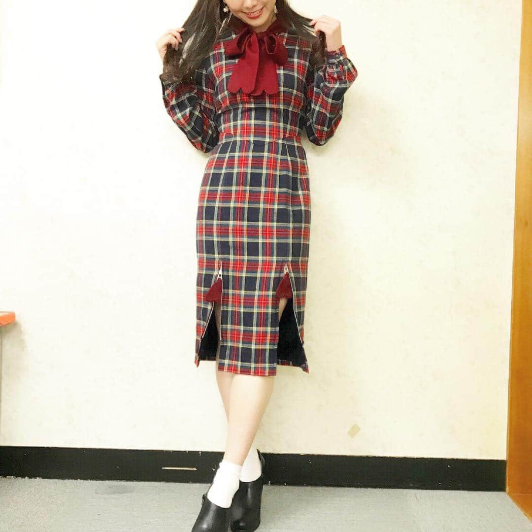 須田亜香里さんのインスタグラム写真 - (須田亜香里Instagram)「1月6日(日) 日テレ【 行列のできる法律相談所 】 全身写真ペタリ。可愛さ渋滞してるワンピース🤤❤️ #行列のできる法律相談所 #コーディネート #ワンピース」1月6日 21時33分 - akarisuda