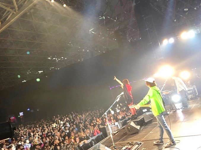 ShiggyJr.さんのインスタグラム写真 - (ShiggyJr.Instagram)「COUNTDOWN JAPAN 18/19@幕張・MOON STAGE🌕 このライブがShiggy Jr.の2018ライブ納め&2019ライブ始めでした🎤🎸✨(出番が12/31の25:15〜だったので判断はお任せさせて頂きたいでしかないです🙇‍♂️) 遊びに来てくださった皆さん、ありがとうございました❣️🚀💨 実はこの時にツアーに先駆け、アルバム『DANCE TO THE MUSIC』からライブ初披露の新曲なんかもやらせて頂いたりしましたがいかがでしたでしょうか❓🕺💫 2019年も早くも1週間。早速今週からまたツアーリハに精を出して参りますー‼️👨‍👨‍👧‍👦🔥(ス) #CDJ1819 #MOONSTAGE #1月から #猪突猛進 #ShiggyJr.の #2019 #DTTM #よろしくお願いします」1月7日 0時09分 - shiggy_jr