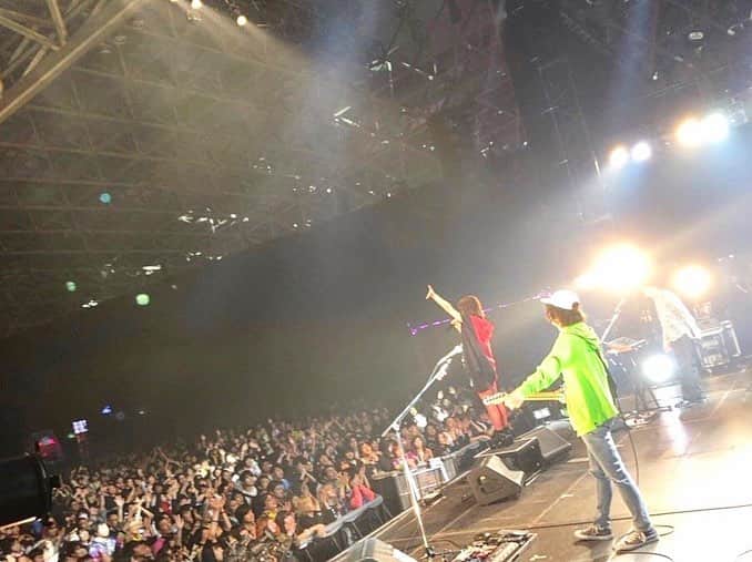 ShiggyJr.のインスタグラム：「COUNTDOWN JAPAN 18/19@幕張・MOON STAGE🌕 このライブがShiggy Jr.の2018ライブ納め&2019ライブ始めでした🎤🎸✨(出番が12/31の25:15〜だったので判断はお任せさせて頂きたいでしかないです🙇‍♂️) 遊びに来てくださった皆さん、ありがとうございました❣️🚀💨 実はこの時にツアーに先駆け、アルバム『DANCE TO THE MUSIC』からライブ初披露の新曲なんかもやらせて頂いたりしましたがいかがでしたでしょうか❓🕺💫 2019年も早くも1週間。早速今週からまたツアーリハに精を出して参りますー‼️👨‍👨‍👧‍👦🔥(ス) #CDJ1819 #MOONSTAGE #1月から #猪突猛進 #ShiggyJr.の #2019 #DTTM #よろしくお願いします」