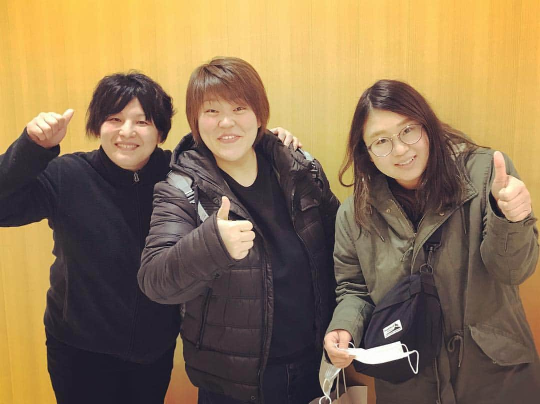 杉本美香さんのインスタグラム写真 - (杉本美香Instagram)「・ 2019年初の柔道教室は、 秋田県男鹿市の 【男鹿市なまはげカップ👹】 ・ 講師として秋田国体で秋田代表、成年男子先鋒だった髙橋寿正さん✨ そして秋田国体で秋田代表、成年女子大将の杉本美香✨ ・ 参加者は北海道から東京までの約400人の小学生、中学生でした🥋 ・ 秋田へ来る会いたい人に会えるので本当に最高です⭐️ ・ 後輩でもある渡邊美奈😘 大先輩の栗原美幸先輩😘 国体の時の監督、佐々木先生😘 コーチだった石戸先生😘 同級生のえりさん😘 ・ サプライズで似顔絵ケーキ🎂✨ 本当に人が喜ぶことを考えてくれる人達の集まりです😊✨ ・ 最後の最後に空港までサプライズでお見送りに来てくれたナベとえりさんには感謝💛 ・ 2019年も出逢い多く、再会多く、チャレンジ多い1年に出来そうです❣️ ・ #なまはげカップ👹 #秋田県男鹿市 #再会の秋田 #会いたい人に会う #24時間を無駄にしない #小安峡温泉 #元祖神谷焼きそば屋 #お店にサインあり笑 #今年もカメラ目線写真一枚目 #笑 #カメラ好きやけど隠し撮り盗撮大嫌い #声掛けて下さい #満面の笑顔をプレゼントします #隠し撮りだけは🙅‍♀️ #よろしくお願いします #みんな笑顔で過ごしたい #これからもっと #笑顔 #adidas #smile😊」1月7日 0時37分 - mika__sugimoto