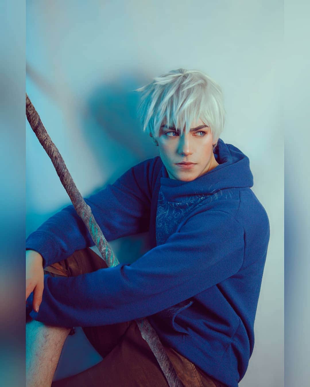 Geheさんのインスタグラム写真 - (GeheInstagram)「"My name is Jack Frost. How do I know that? The Moon told me so." Thanks for everyone who came to my stream yesterday while editing this picture of my Jack Frost cosplay!  If I do another stream soon, what kind of content do you want to watch? ❄️ #RotG #JackFrost #Cosplay」1月7日 0時50分 - geheichou