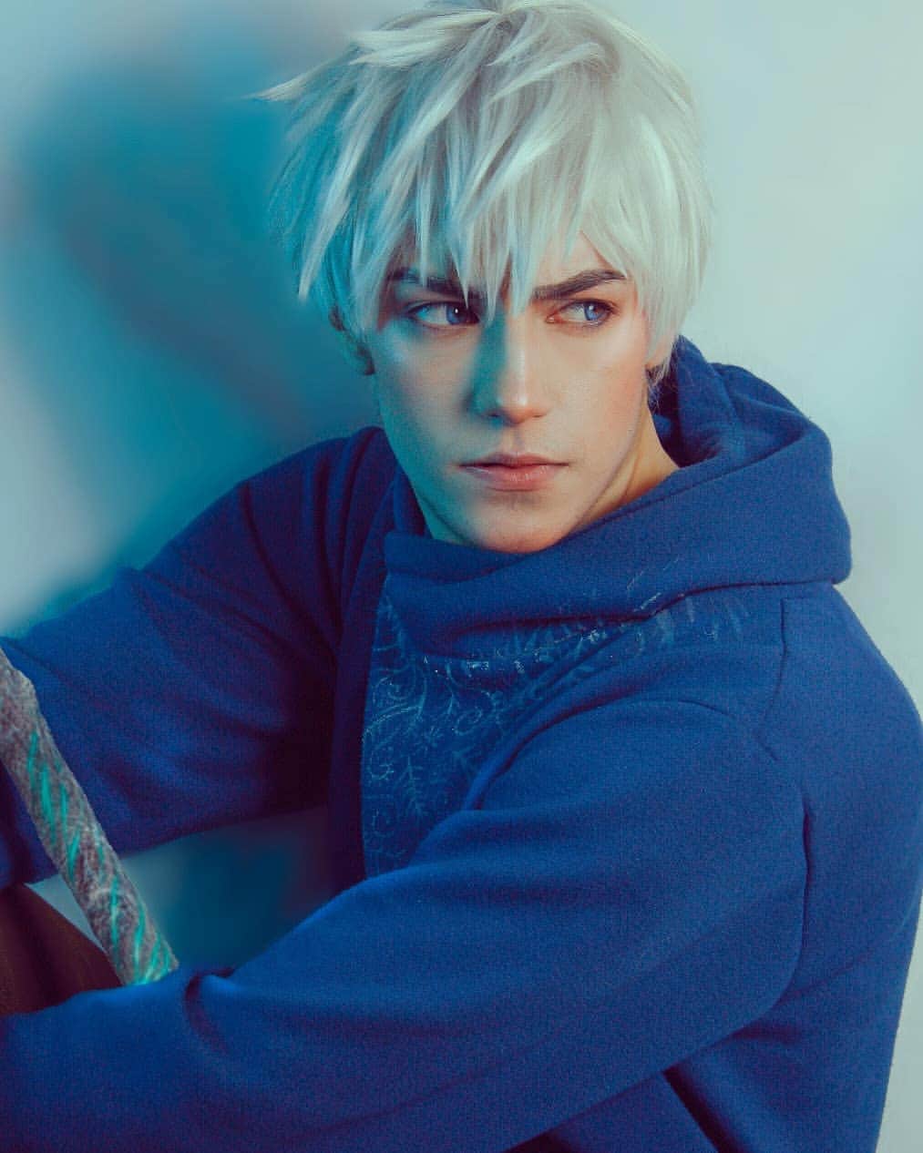 Geheさんのインスタグラム写真 - (GeheInstagram)「"My name is Jack Frost. How do I know that? The Moon told me so." Thanks for everyone who came to my stream yesterday while editing this picture of my Jack Frost cosplay!  If I do another stream soon, what kind of content do you want to watch? ❄️ #RotG #JackFrost #Cosplay」1月7日 0時50分 - geheichou