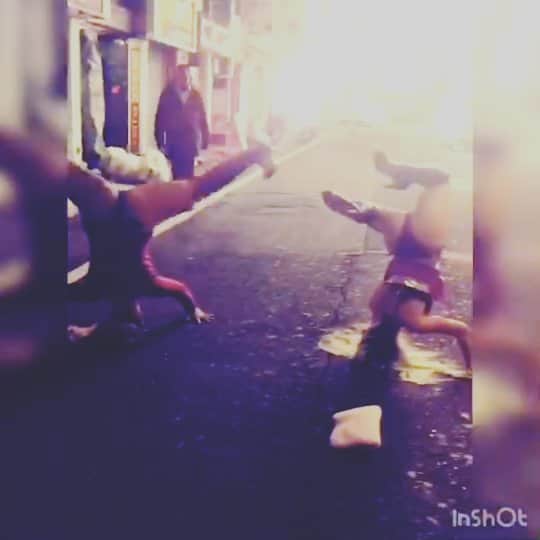のインスタグラム：「朝方の歌舞伎町で、ブリちゃんと踊りました(*^-^)🍑 @brichaaaaan🔥 @madchoco🔥カメラワークありがとうございました☺️✨ ブリ先生が編集してくれたのですが、tictocに投稿できなかったようなので💦思い出としてこちらにのせます😌🌃 寒かった～🌁⛄🌁 でも素敵な曲で踊れてうれしかったです&楽しかったです＼(^-^)／🎶 終わったあと、周りに人だかりができていて、拍手喝采してくれたよ(*’ω’ﾉﾉﾞ☆ﾊﾟﾁﾊﾟﾁ(笑)  @iamsho365🔥🔥🔥 #職質顔パス#職質顔パスチャレンジ#sho#japanesehiphop#歌舞伎町#三点倒立#headtop#tictoc#tiktak#reggae#reggaedancer#フリーで踊ったのに三点倒立のタイミングがいっしょの奇跡#ブリちゃん#マッチョコ🍫」