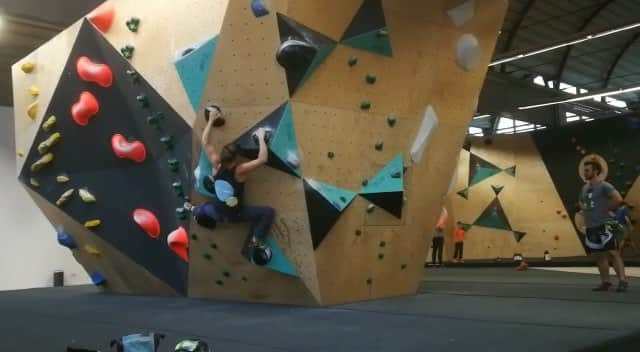 モニカ・レッツィーのインスタグラム：「Good training session @boulder_olymp 🏋️‍♀️ 🎥 by @dominik.lei #noplacetoofar #wearemarmot #liveclimbrepeat #climbing #training @marmot_mountain_europe @scarpa_de @blackdiamond」