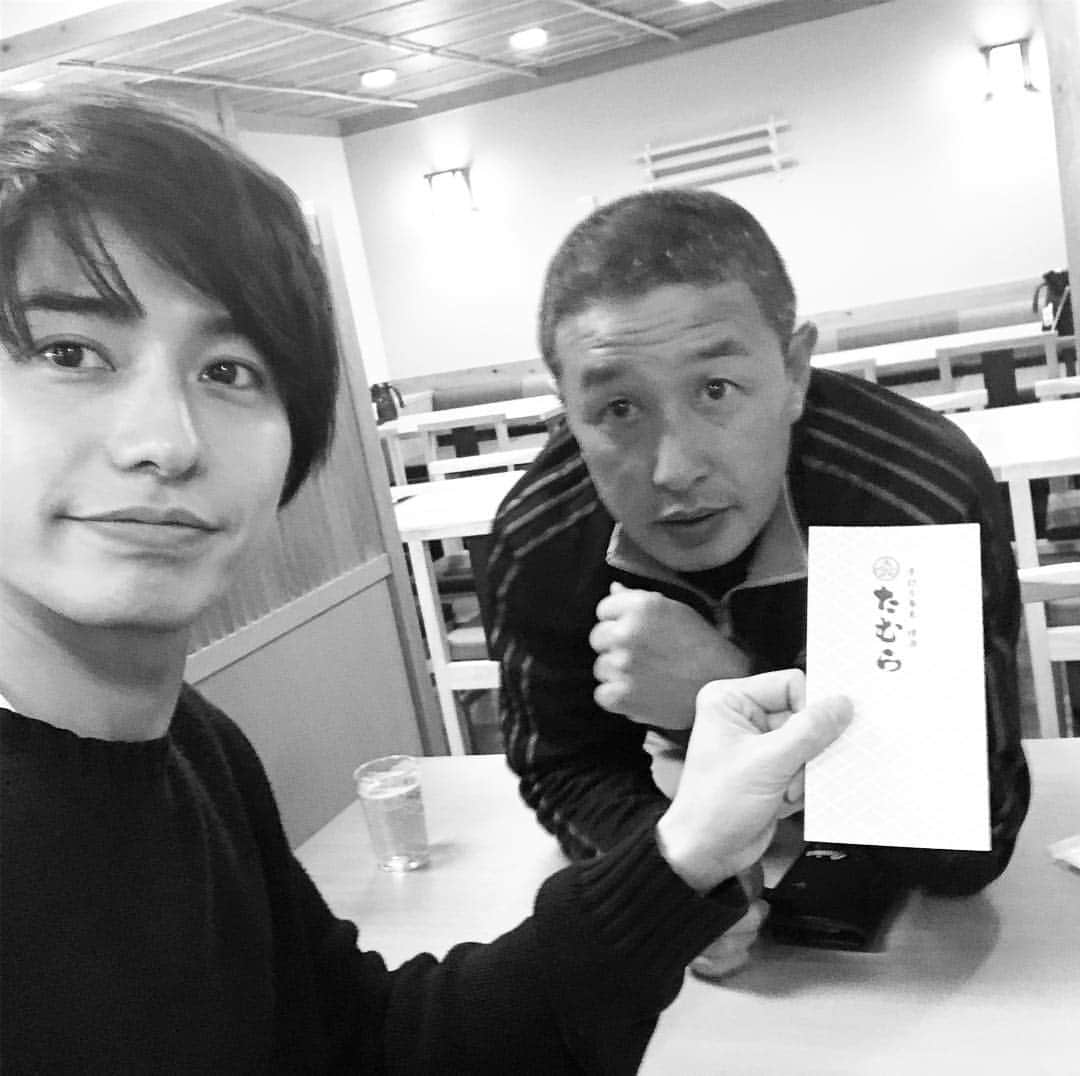 武田航平さんのインスタグラム写真 - (武田航平Instagram)「お正月に父とお墓まいり、お掃除して… お蕎麦たべて(父とぼくはお蕎麦が大好きご飯は大概お蕎麦やさん)ノンアルビールで今年もよろしくしてきまして。 手打ち蕎麦たむらはオススメのお蕎麦屋さんでっす。 美味しいよー。 さて そろそろLINELIVEやりましょか。 いつやりましょか。 何時がいーのかなー？ 賛成派はまずいいねください。 時間希望ある方はコメントください！ なるべく意見ききたいのでー。 #いいね稼ぎではございません #いや新手のいいねかせぎか？ #大丈夫みんなから愛のあるいいねもらってるからいいね乞いになんてなりません #samurai #手打ち蕎麦たむら #蕎麦 #家族写真 #父ver.」1月7日 9時00分 - kouhei_takeda.official