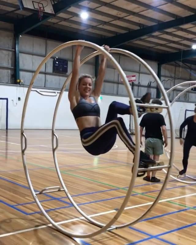1.9m Fitness Inspirationのインスタグラム：「This is nuts! 😯 by @ashtomcircus #fitgirlsworldwide」