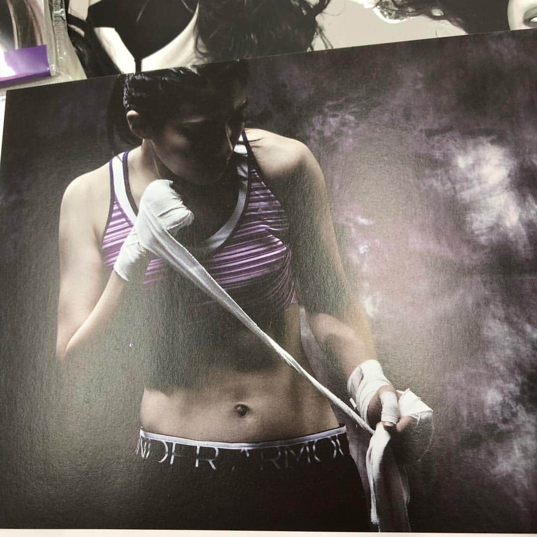高野人母美さんのインスタグラム写真 - (高野人母美Instagram)「i can Action🤼‍♂️🤼‍♂️ my japanese book #magazine  またfacebookに懐かしき思い出😊  #boxen #usaf #thankyou #nycfood #eat #stop #food #cake #california #nyc #la #english #tbt #Hollywood #body #sexy #sexybaby #model #professional #japanese #japan #foot #box #boxing #boxing #asiansexy #kik #kickboxing #boxer」1月7日 6時27分 - tomomitakano7
