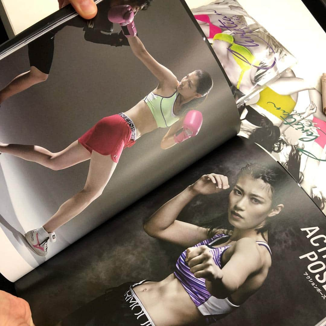 高野人母美さんのインスタグラム写真 - (高野人母美Instagram)「i can Action🤼‍♂️🤼‍♂️ my japanese book #magazine  またfacebookに懐かしき思い出😊  #boxen #usaf #thankyou #nycfood #eat #stop #food #cake #california #nyc #la #english #tbt #Hollywood #body #sexy #sexybaby #model #professional #japanese #japan #foot #box #boxing #boxing #asiansexy #kik #kickboxing #boxer」1月7日 6時27分 - tomomitakano7