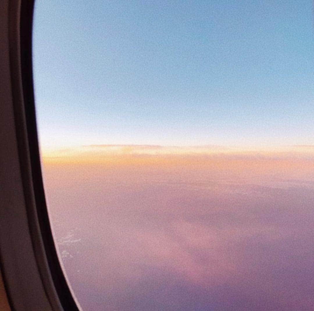 新郷桃子さんのインスタグラム写真 - (新郷桃子Instagram)「××× . good morning🌞✈️ 朝からたっっっくさんのメッセージ 心があったかくなってます🥺❤️。 覚えてくれてる人がこんなに沢山居て 幸せだあ〜😭😭😭😭😭😭😭。 ゆっくりお返事していきます👦🏻🙏 . birthday flight ！2019.01.07」1月7日 6時58分 - rinnnnn01