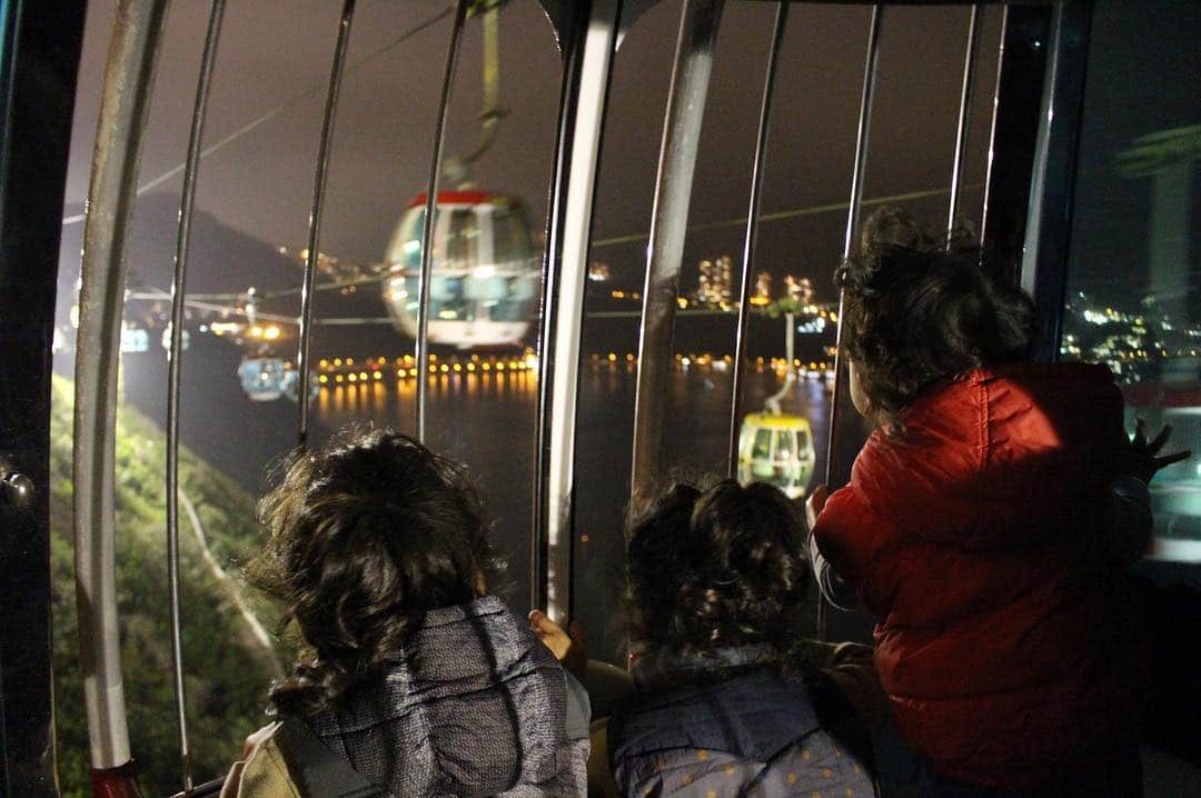 安藤沙耶香さんのインスタグラム写真 - (安藤沙耶香Instagram)「一日中遊び尽くしたオーシャンパーク。遊んでも遊んでも遊び足りない‥♡子供達にたのしませてもらってるなー、香港。 #oceanpark #night #illumination  #oldstyle #cablecar」1月7日 17時21分 - sayaka_nala