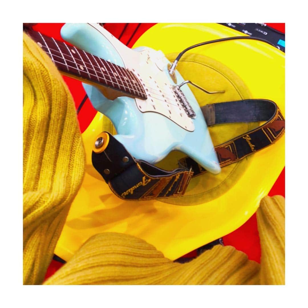 星羅さんのインスタグラム写真 - (星羅Instagram)「🌻🎸 ・ ・ ・ 呼んで頂いて弾き始め◎ 持ってきた衣装は、黄色。 着てきたセーター、黄色。 ステージの椅子も、黄色。 お財布はもちろん、黄色。 今持ってる携帯も、黄色。 今年の推しも黄色一択🌻 ‹‹\(´◡` )/››‹‹\( ´)/››‹‹\( ´◡`)/››」1月7日 18時00分 - seira170