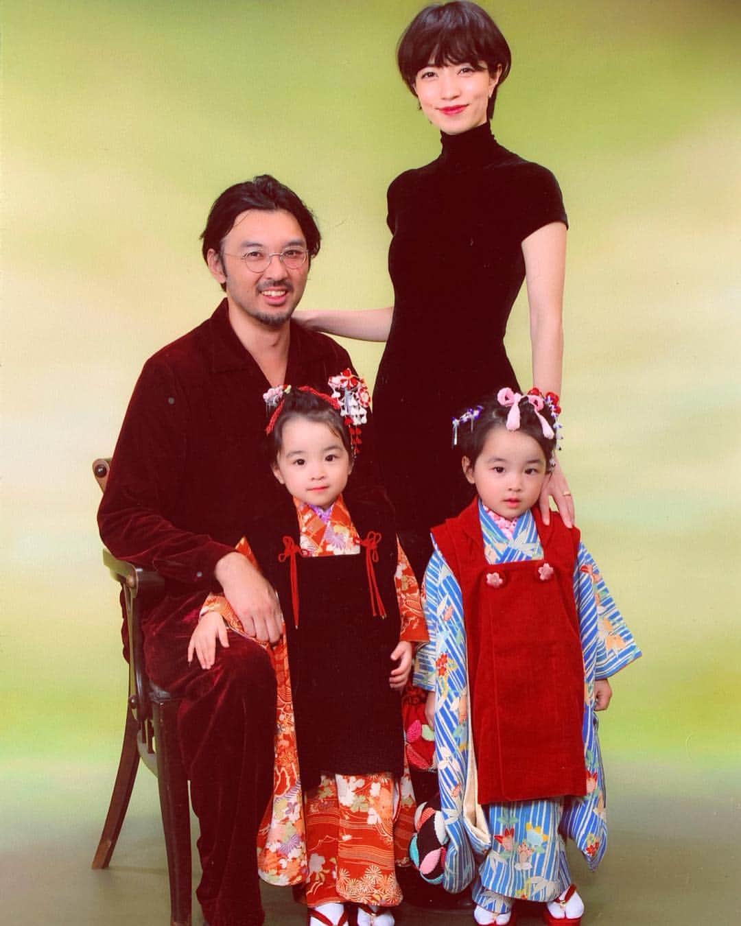 菊井亜希のインスタグラム：「🎍新年明けまして おめでとうございます🎍 本年も皆さまにとって 健やかで笑顔溢れる1年でありますように…！☺️✨ 私にとっては、変化を受け止め自身の成長が求められる1年になりました。今年は継続することこそが気持ちを強くし、決断力を磨いてくれると、信じています😌 出来ることをコツコツと🙆 2019年も、 どうぞよろしくお願い致します！🌅 #三嶋家 と #こてつ」