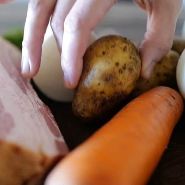 くらしのきほんのインスタグラム：「ポトフはこんなふうに。食べやすくて栄養満点、味つけもシンプルでかんたんです。#料理動画 #くらしのきほん #ポトフ」