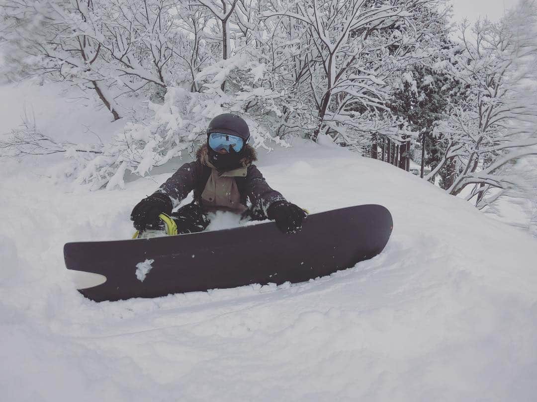 木村真野のインスタグラム：「#snowbord #snowbording #snowbordgirl #snow #japan #Niigata #oakley #gemten #gemtenstick #action #active #mylife #happy #スノボ #スノボ女子 #スノーボード #新潟 #雪 #パウダー #最高 #人生一度きり #楽しんだもん勝ち #仕事も遊びも全力  @oakleyjapan @686_jpn @volcomjapan」