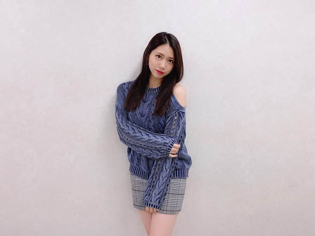茂木忍のインスタグラム：「昨日は肩出しお姉さんでした😘 珍しく服のタグ付けしてみたよ〜 、 今年もたくさん握手会で会いましょう🥳」