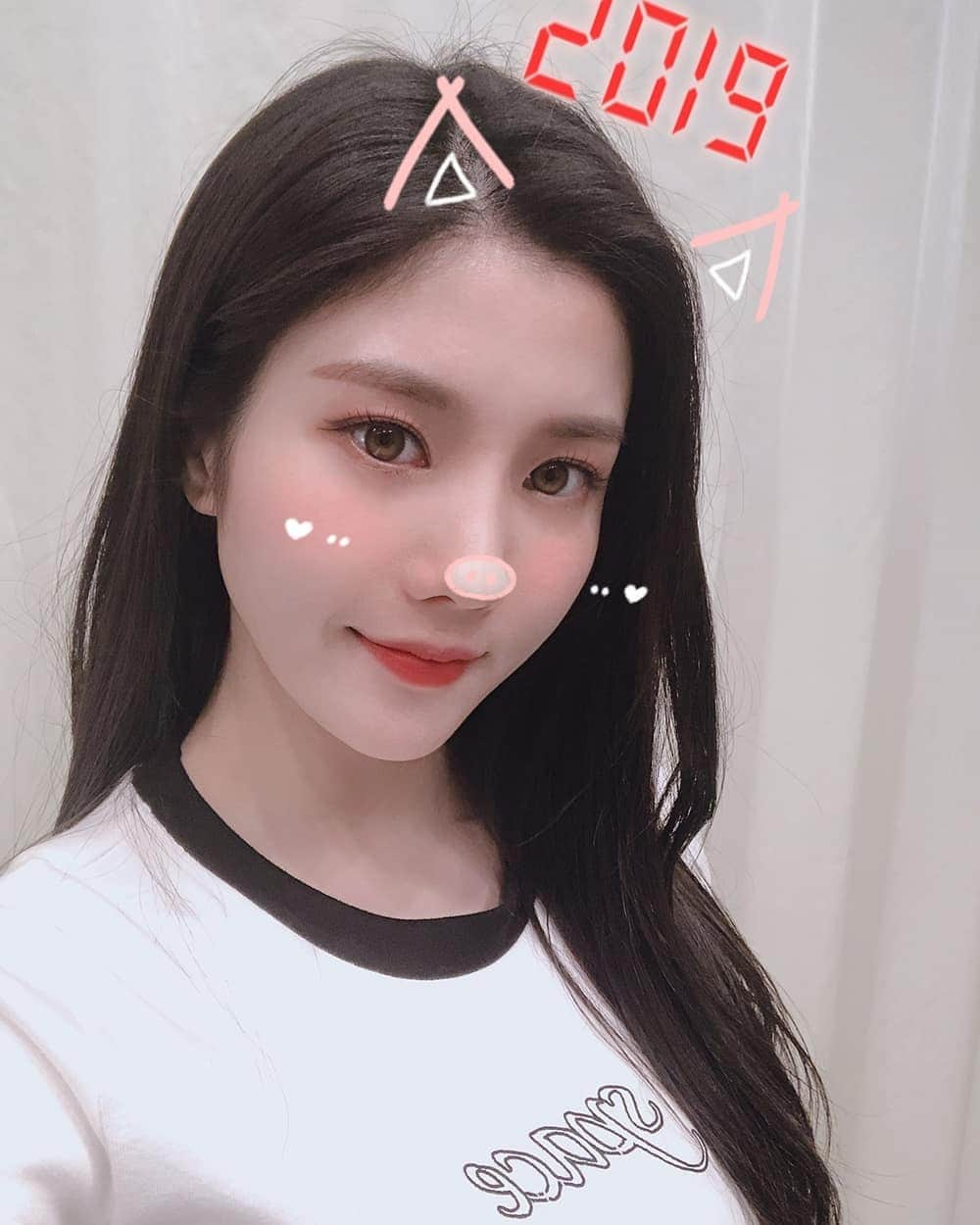 IZ*ONEさんのインスタグラム写真 - (IZ*ONEInstagram)「안녕하세요 위즈원 여러분! 2019년 첫 월요 요정 은비입니다! 황금 돼지 해의 주인공인데요🐷 은비와 함께 시작하는 기해년 새해 복 많이 받으세요! 안녕~💕 ⠀⠀⠀⠀⠀⠀⠀⠀⠀⠀⠀⠀⠀⠀⠀⠀⠀ #월요병_극복 #월요요정 #은비 #月曜病_克服 #月曜妖精 #ウンビ #IZONE #아이즈원 #アイズワン #クォンウンビ」1月7日 11時08分 - official_izone