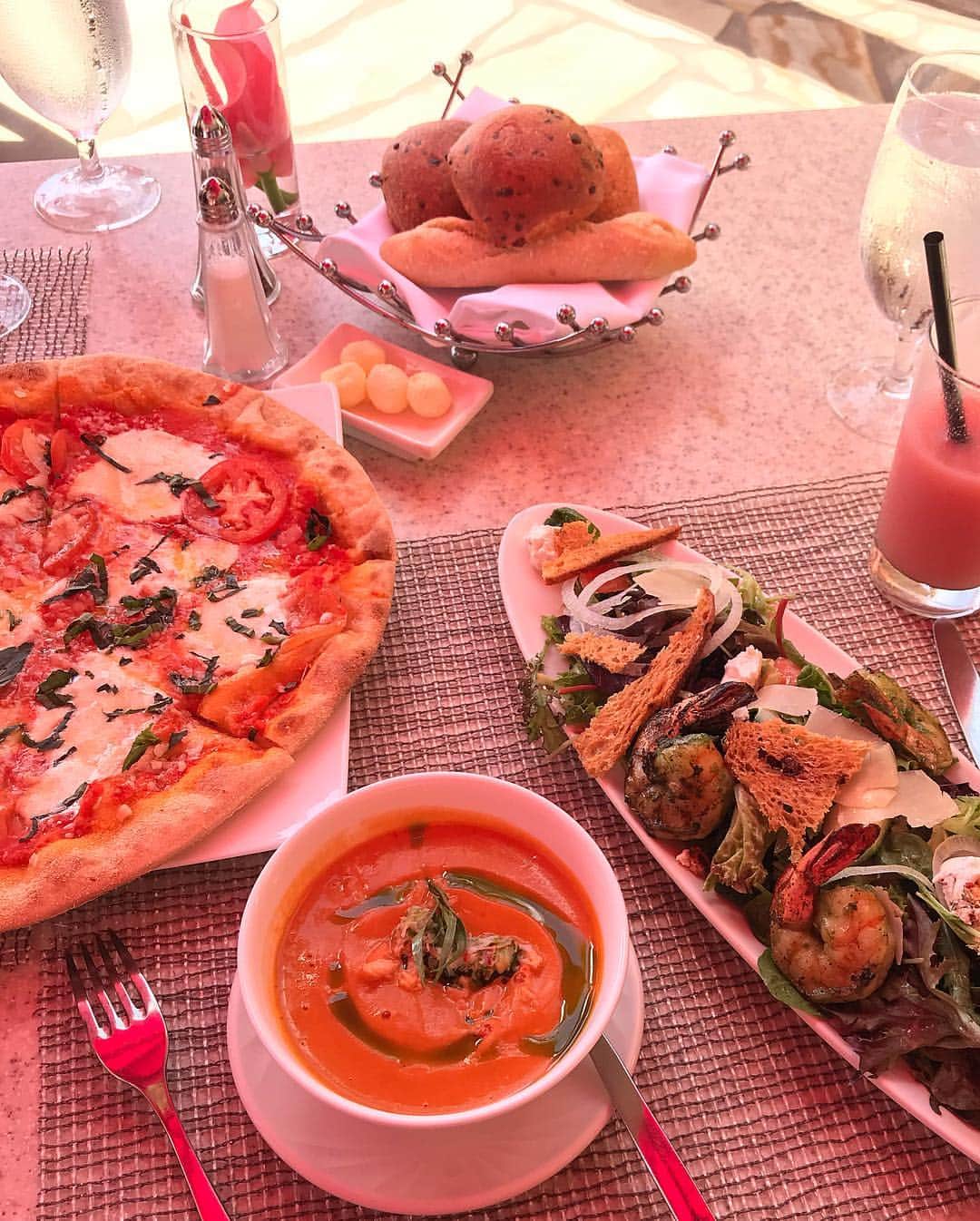 西川瑞希（みずきてぃ）さんのインスタグラム写真 - (西川瑞希（みずきてぃ）Instagram)「だいすきなピンクまみれ💕💕💕ランチ食べにサーフラナイにきたよ🍴 . #hawai #waikiki #pink #cheriemona #ss #onepiece #lunch #royalhawaiianhotel #ハワイ #ワイキキ #ロイヤルハワイアンホテル」1月7日 12時11分 - mizuki_nishikawa_