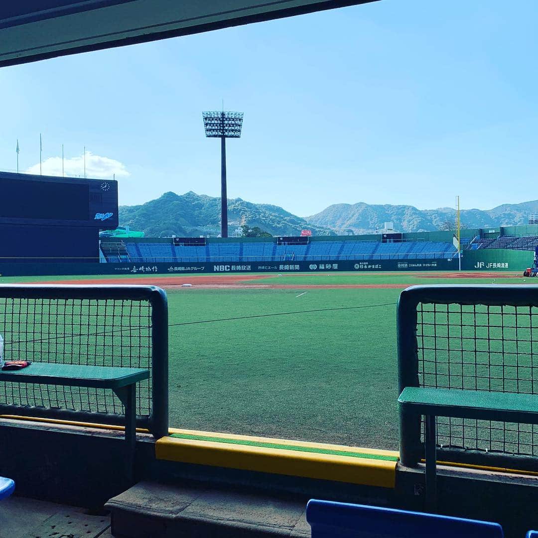 中村晃さんのインスタグラム写真 - (中村晃Instagram)「明けましておめでとうございます。  長崎県営野球場にて、自主トレしています。  25日まで、頑張ります！サイン等は、なかなか時間の都合で、難しいかもしれませんが、ご了承下さい。  今年もよろしくお願い致します。」1月7日 12時44分 - akira.nakamura7