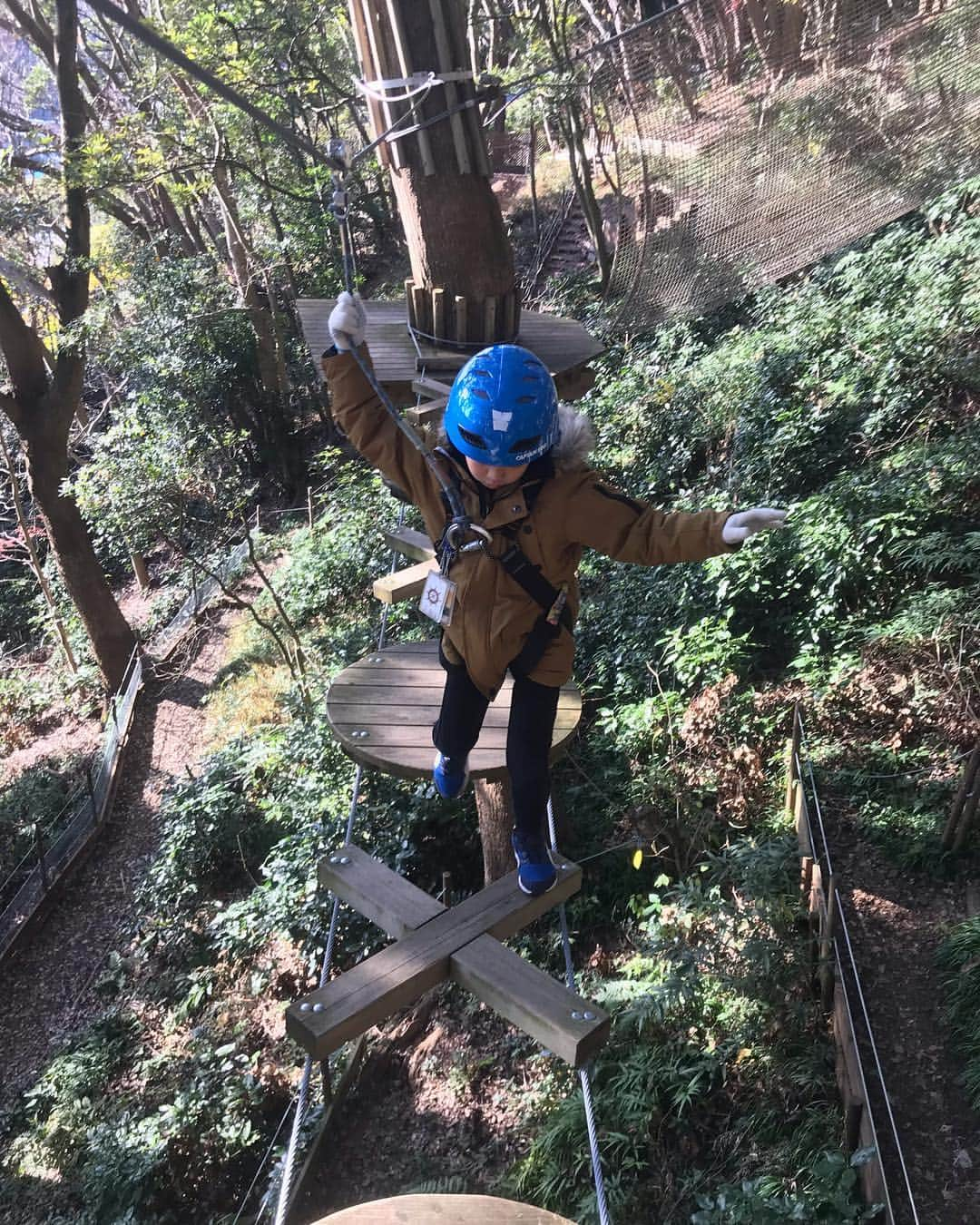 原口あきまささんのインスタグラム写真 - (原口あきまさInstagram)「森の空中散歩 。長男坊と挑戦❗️#星野リゾート #リゾナーレ熱海 #アクティビティ #森の空中散歩#ベーシックコース#長男の運動神経凄い#沢山褒められてた#親もビックリ#カッコイイ#父ちゃんも負けてないぞ#5歳から挑戦できるのに#次男坊はやらないんだって〜#最高#超ヤバイ楽しい#ア〜あぁ〜」1月7日 18時20分 - akimasa_haraguchi